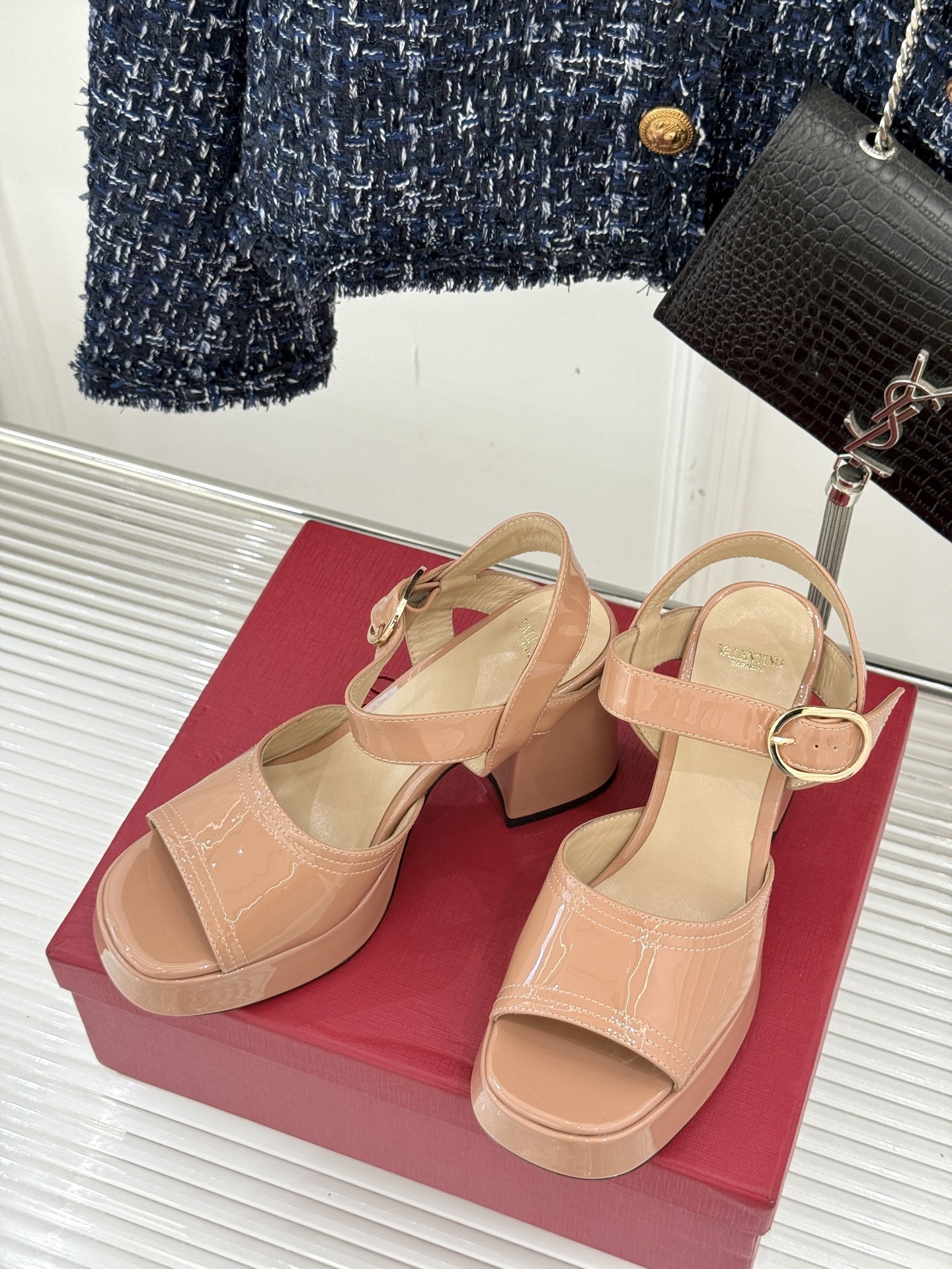 Valentino/华伦天奴25ss春夏
新品防水台高跟凉鞋
一双恨天高防水台高跟凉鞋
足以点燃你的时