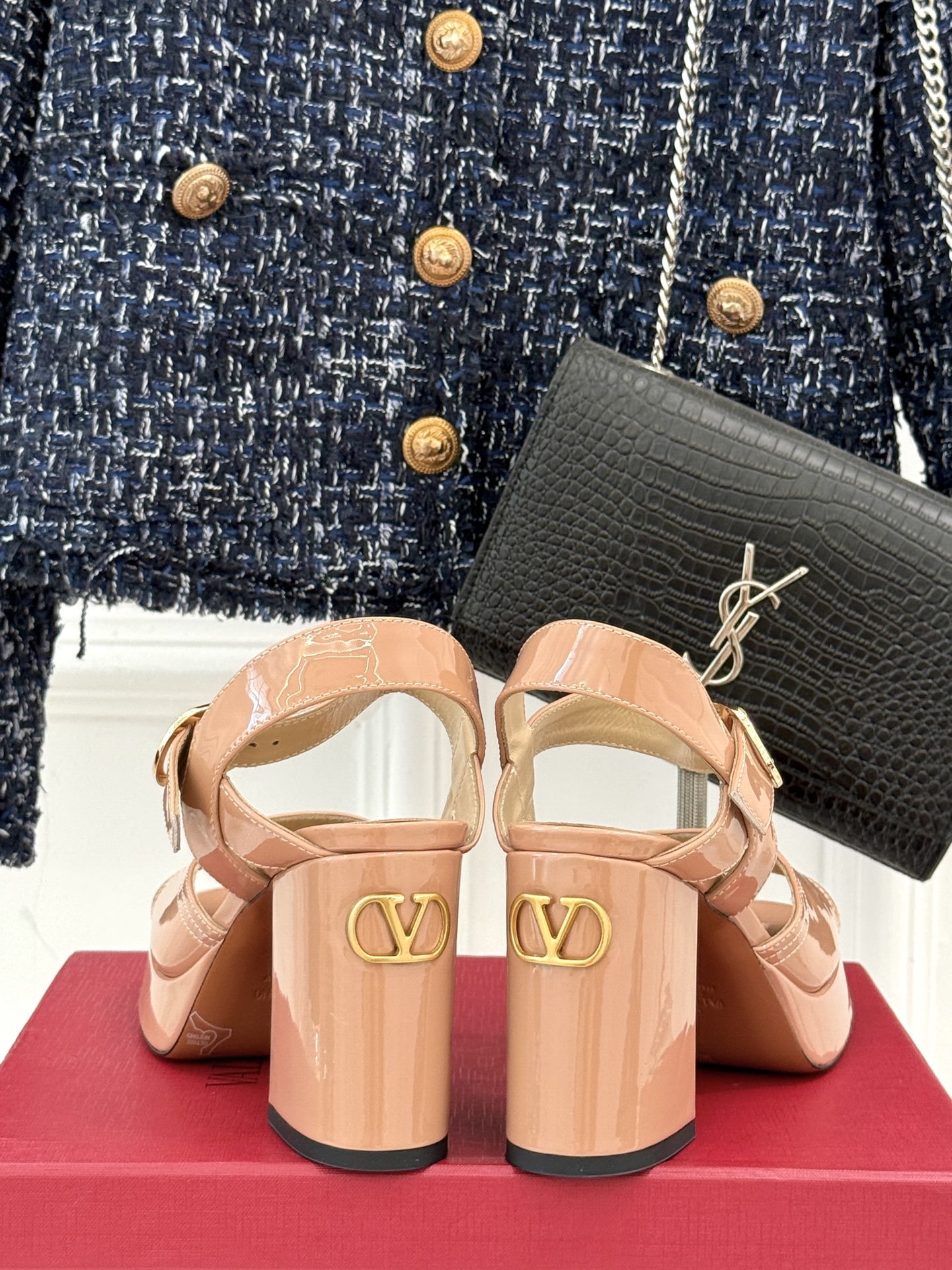 Valentino/华伦天奴25ss春夏
新品防水台高跟凉鞋
一双恨天高防水台高跟凉鞋
足以点燃你的时