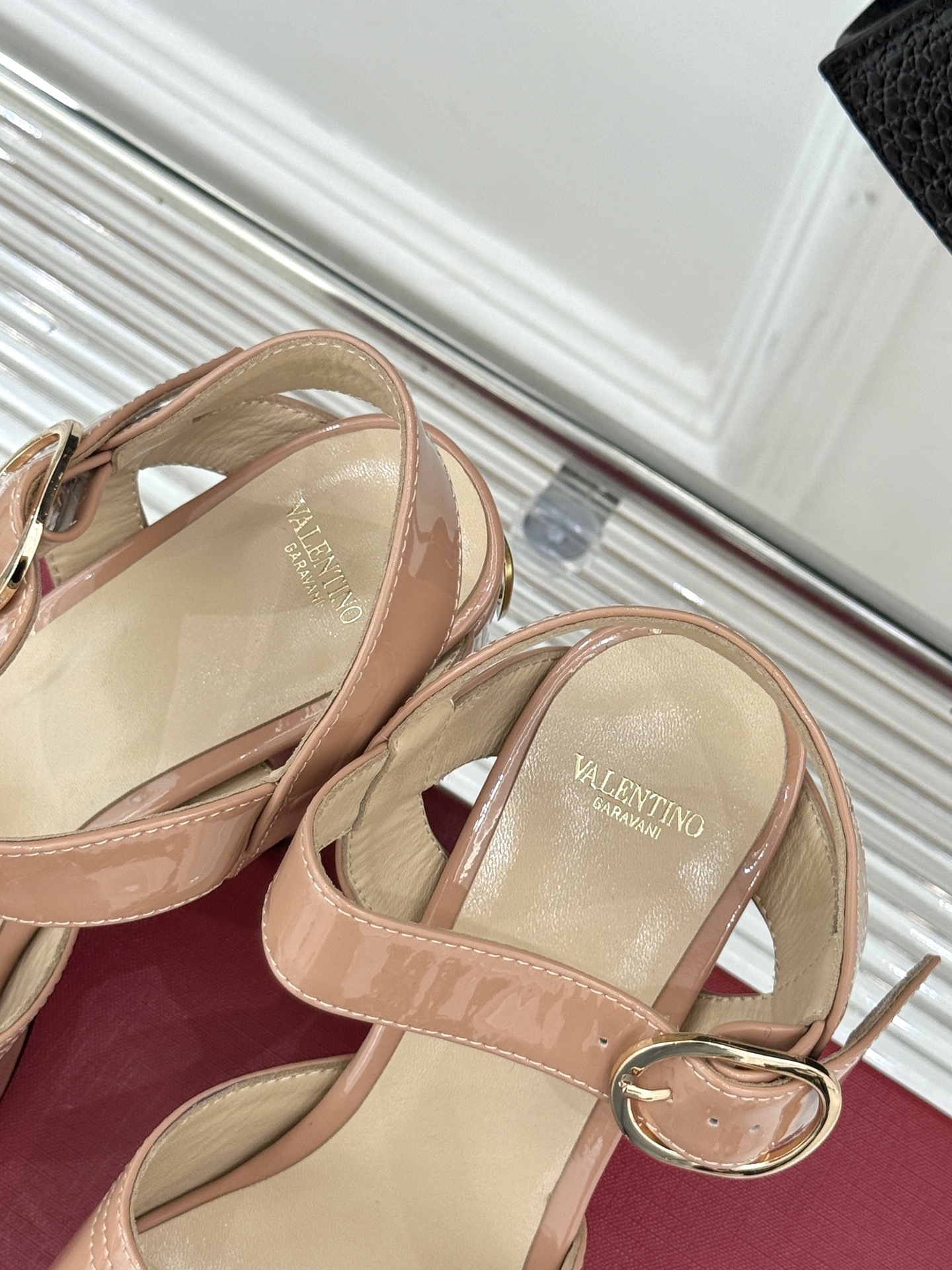 Valentino/华伦天奴25ss春夏
新品防水台高跟凉鞋
一双恨天高防水台高跟凉鞋
足以点燃你的时