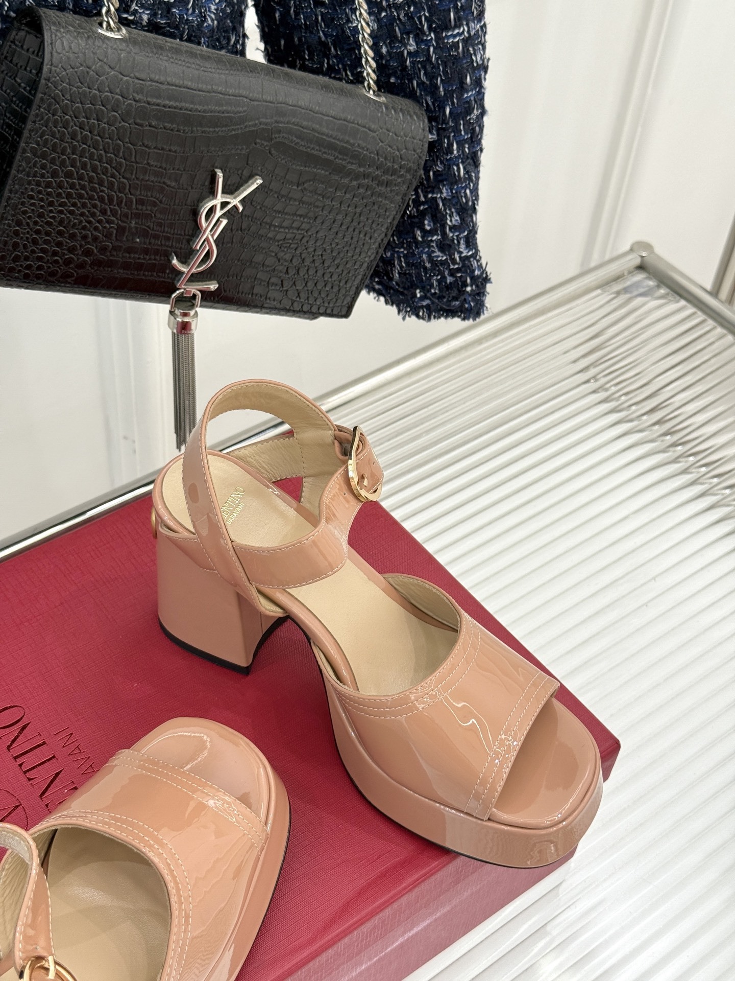 Valentino/华伦天奴25ss春夏
新品防水台高跟凉鞋
一双恨天高防水台高跟凉鞋
足以点燃你的时