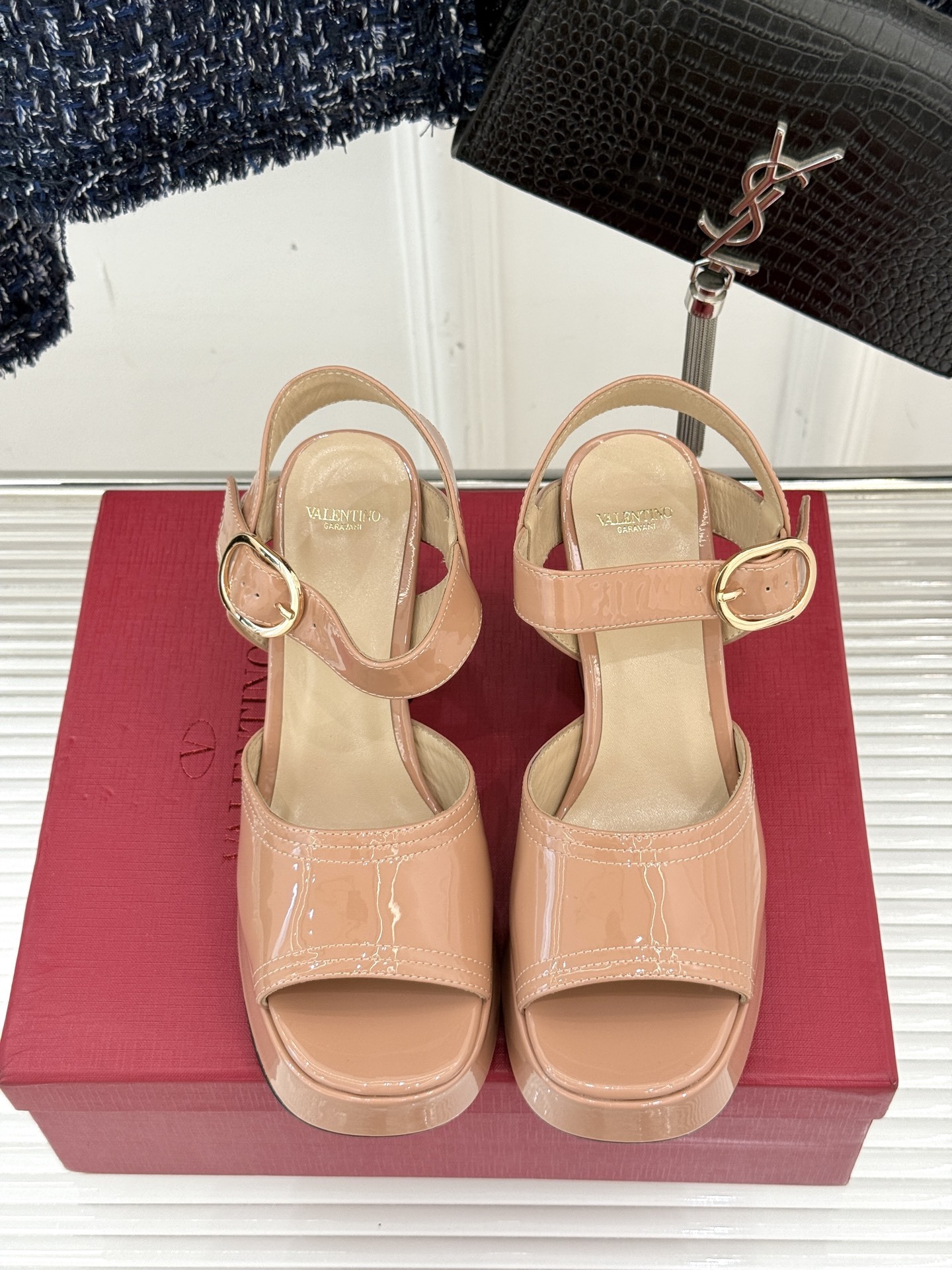 Valentino/华伦天奴25ss春夏
新品防水台高跟凉鞋
一双恨天高防水台高跟凉鞋
足以点燃你的时