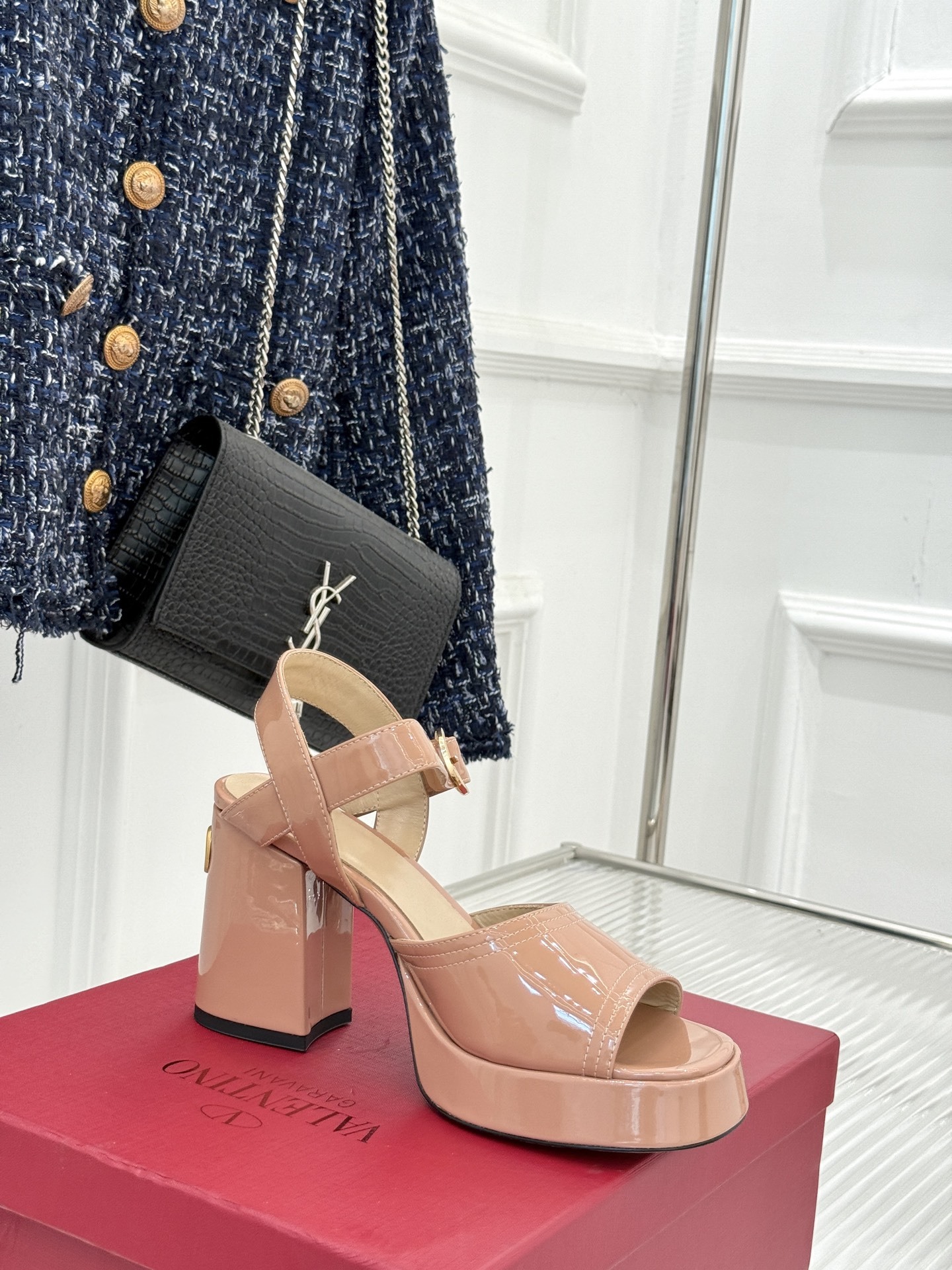 Valentino/华伦天奴25ss春夏
新品防水台高跟凉鞋
一双恨天高防水台高跟凉鞋
足以点燃你的时