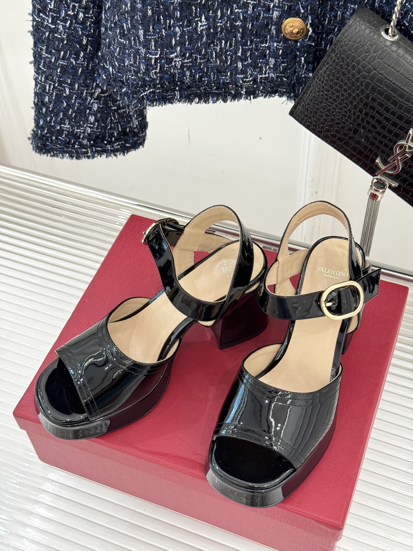 Valentino/华伦天奴25ss春夏
新品防水台高跟凉鞋
一双恨天高防水台高跟凉鞋
足以点燃你的时