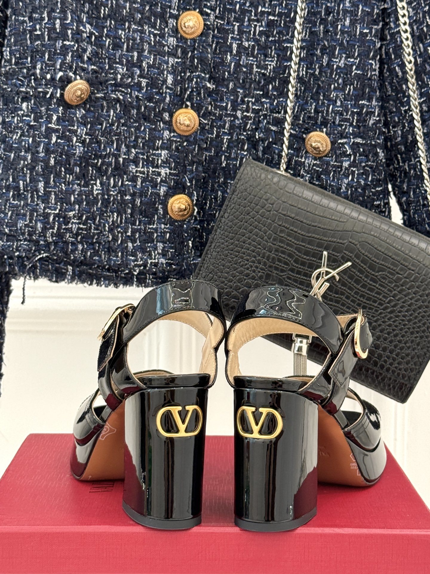 Valentino/华伦天奴25ss春夏
新品防水台高跟凉鞋
一双恨天高防水台高跟凉鞋
足以点燃你的时