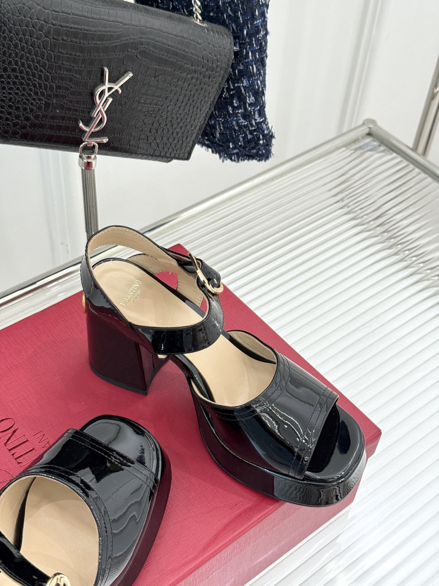 Valentino/华伦天奴25ss春夏
新品防水台高跟凉鞋
一双恨天高防水台高跟凉鞋
足以点燃你的时