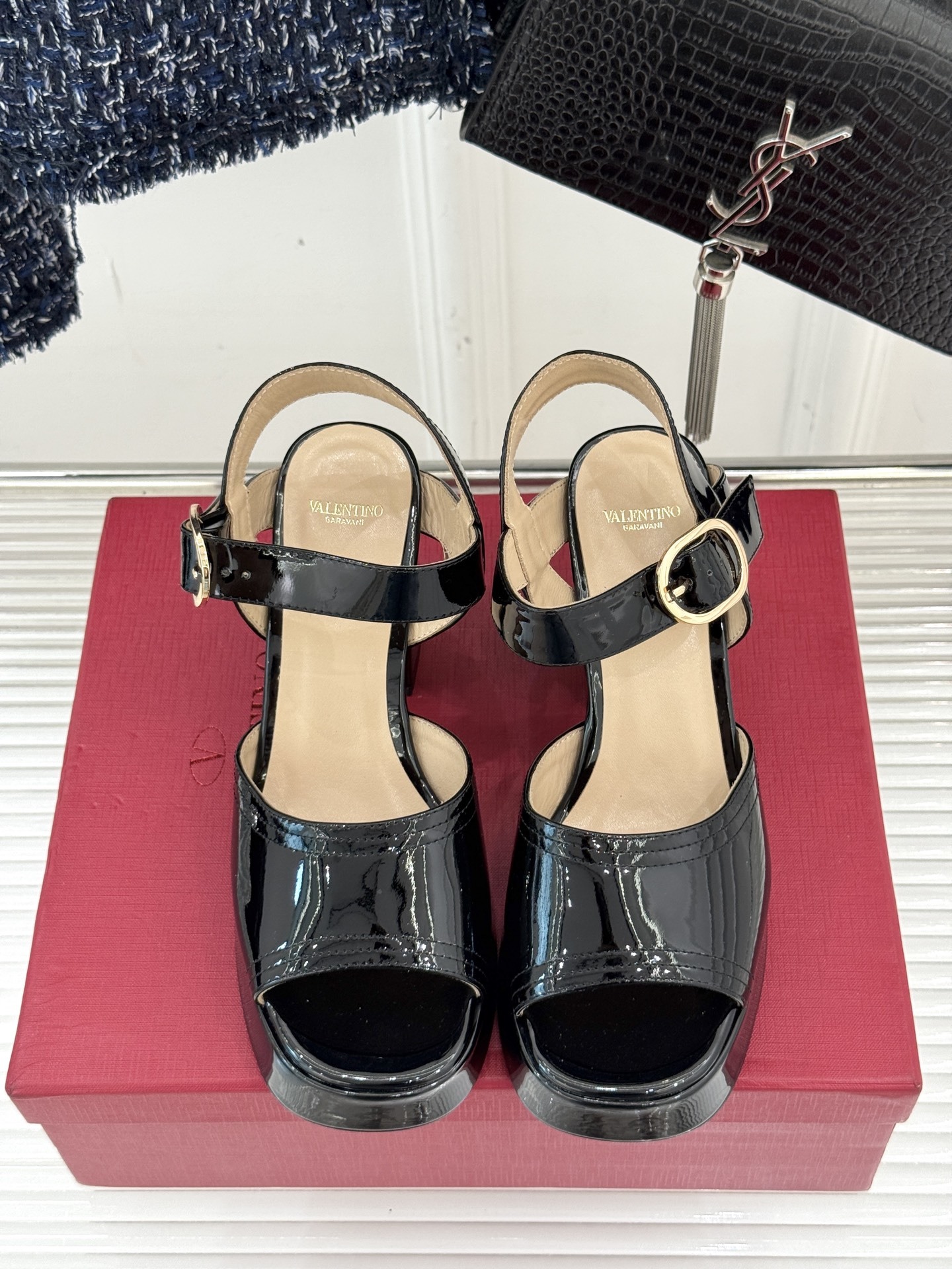 Valentino/华伦天奴25ss春夏
新品防水台高跟凉鞋
一双恨天高防水台高跟凉鞋
足以点燃你的时