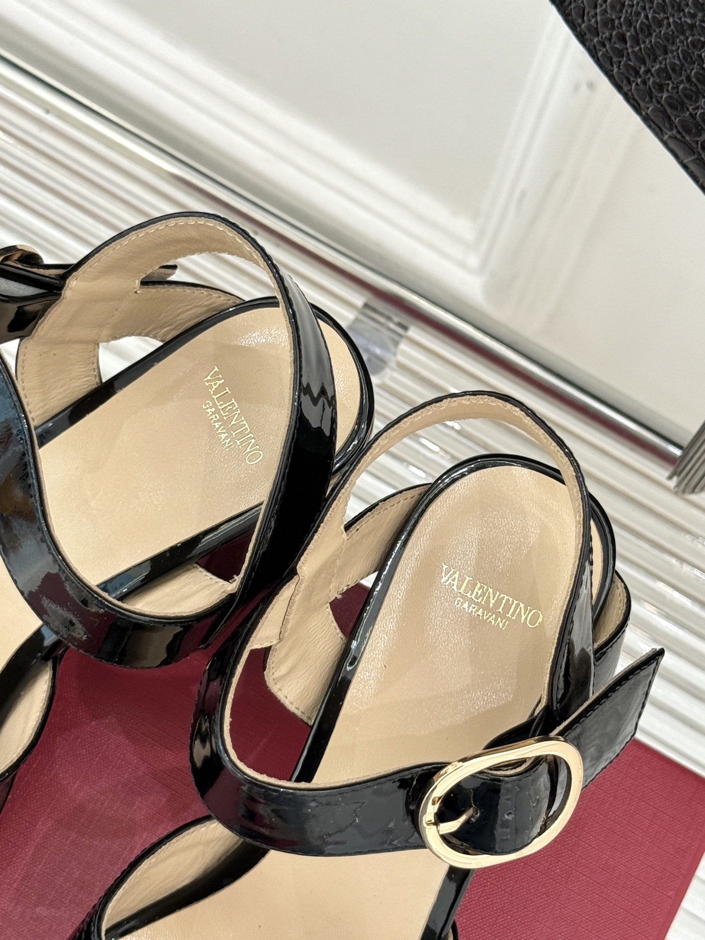Valentino/华伦天奴25ss春夏
新品防水台高跟凉鞋
一双恨天高防水台高跟凉鞋
足以点燃你的时