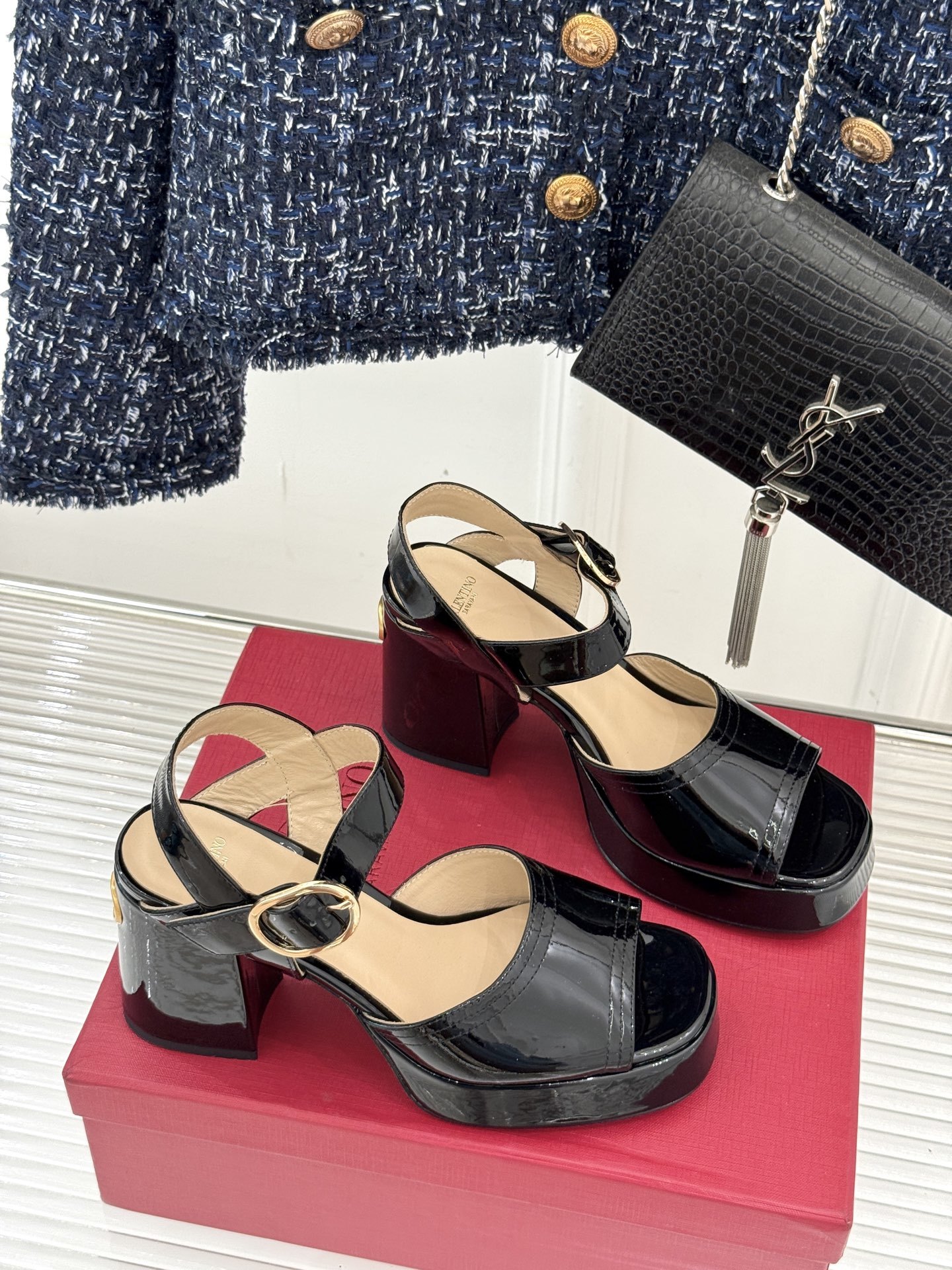 Valentino/华伦天奴25ss春夏
新品防水台高跟凉鞋
一双恨天高防水台高跟凉鞋
足以点燃你的时