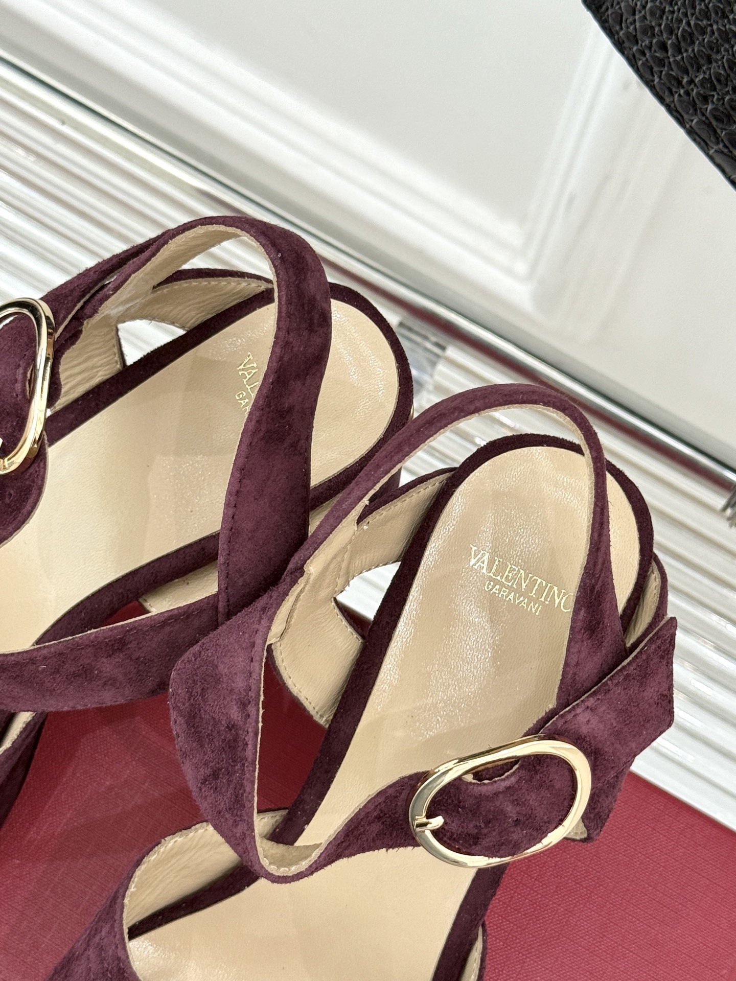 Valentino/华伦天奴25ss春夏
新品防水台高跟凉鞋
一双恨天高防水台高跟凉鞋
足以点燃你的时