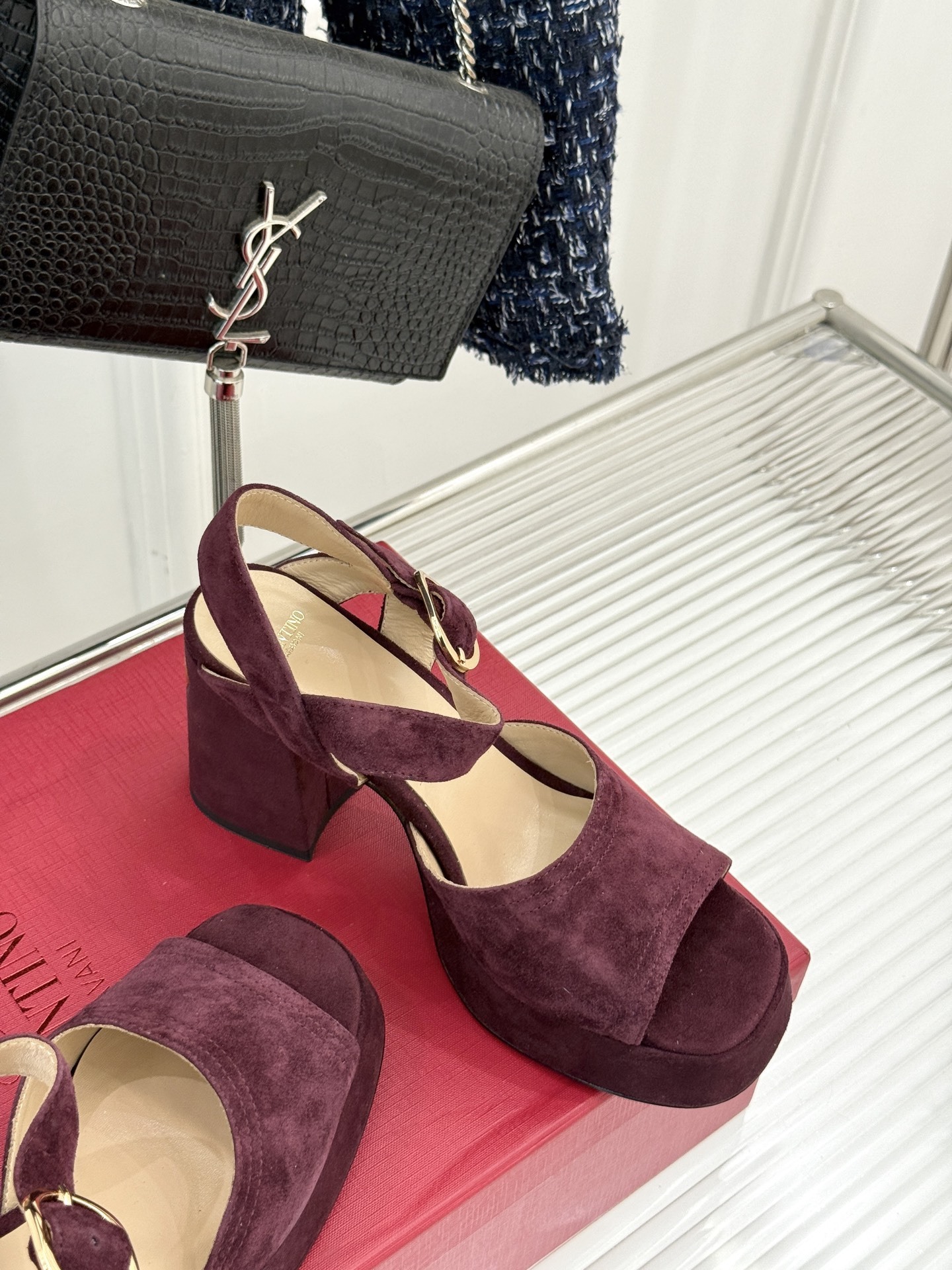 Valentino/华伦天奴25ss春夏
新品防水台高跟凉鞋
一双恨天高防水台高跟凉鞋
足以点燃你的时