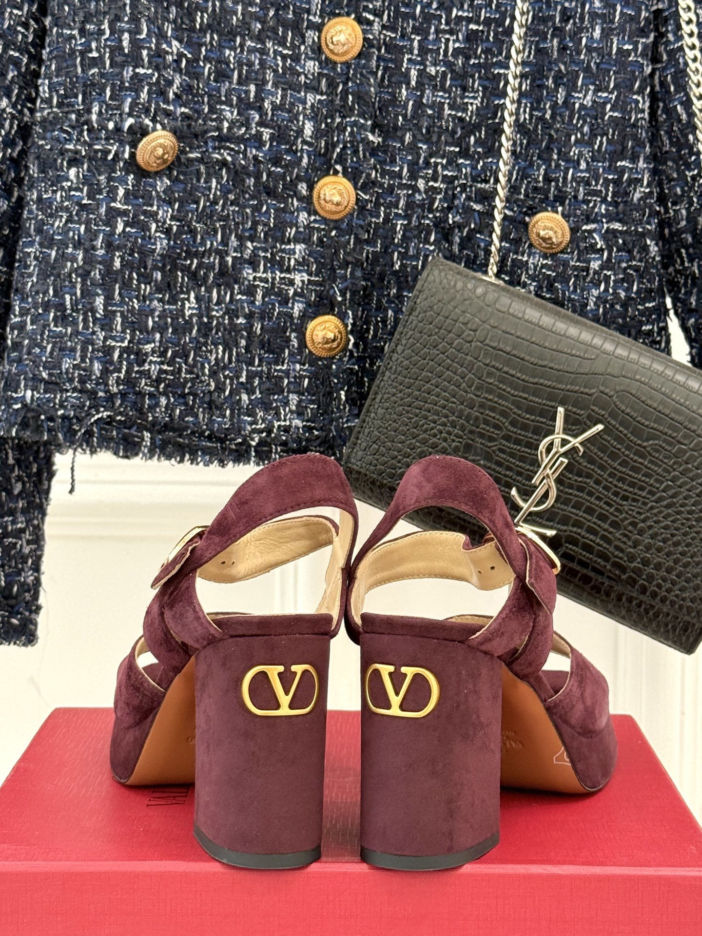 Valentino/华伦天奴25ss春夏
新品防水台高跟凉鞋
一双恨天高防水台高跟凉鞋
足以点燃你的时