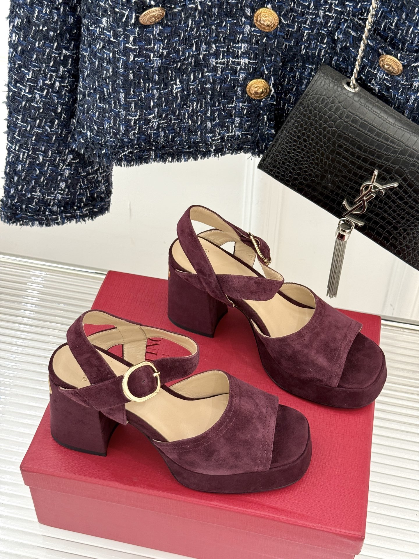 Valentino/华伦天奴25ss春夏
新品防水台高跟凉鞋
一双恨天高防水台高跟凉鞋
足以点燃你的时