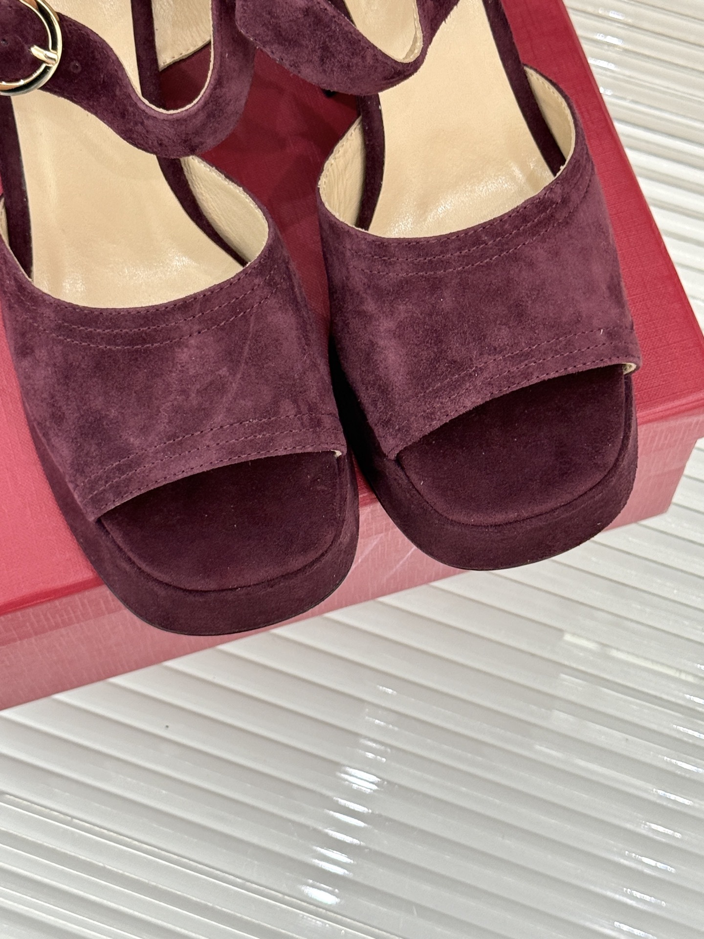 Valentino/华伦天奴25ss春夏
新品防水台高跟凉鞋
一双恨天高防水台高跟凉鞋
足以点燃你的时