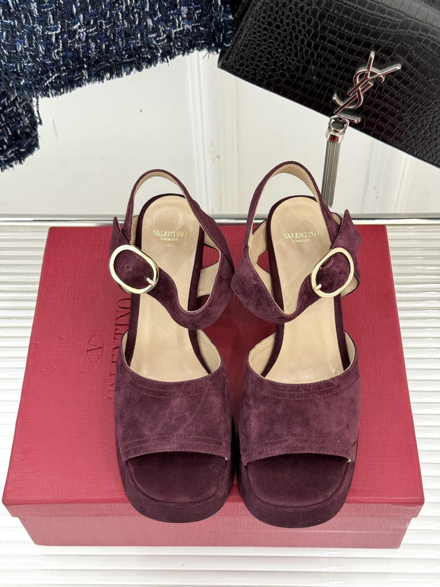 Valentino/华伦天奴25ss春夏
新品防水台高跟凉鞋
一双恨天高防水台高跟凉鞋
足以点燃你的时