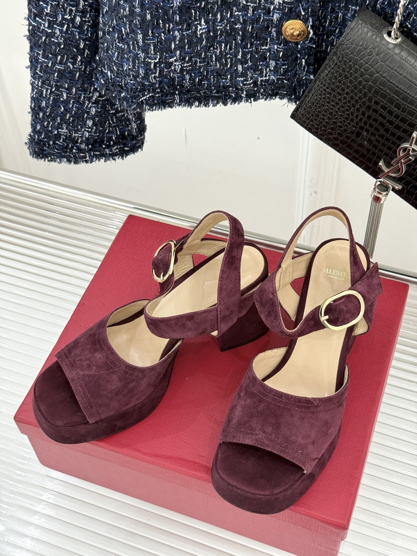 Valentino/华伦天奴25ss春夏
新品防水台高跟凉鞋
一双恨天高防水台高跟凉鞋
足以点燃你的时
