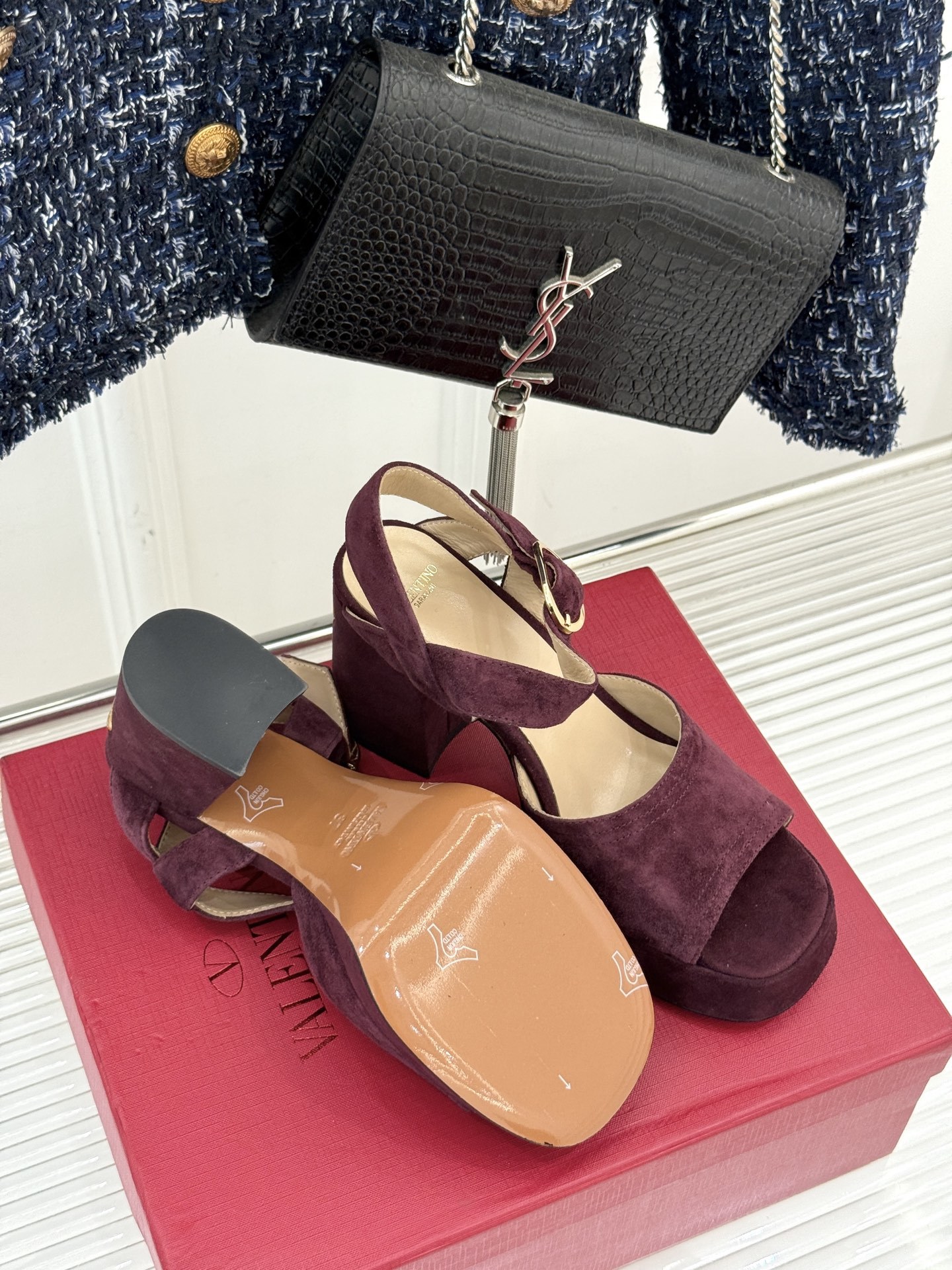 Valentino/华伦天奴25ss春夏
新品防水台高跟凉鞋
一双恨天高防水台高跟凉鞋
足以点燃你的时