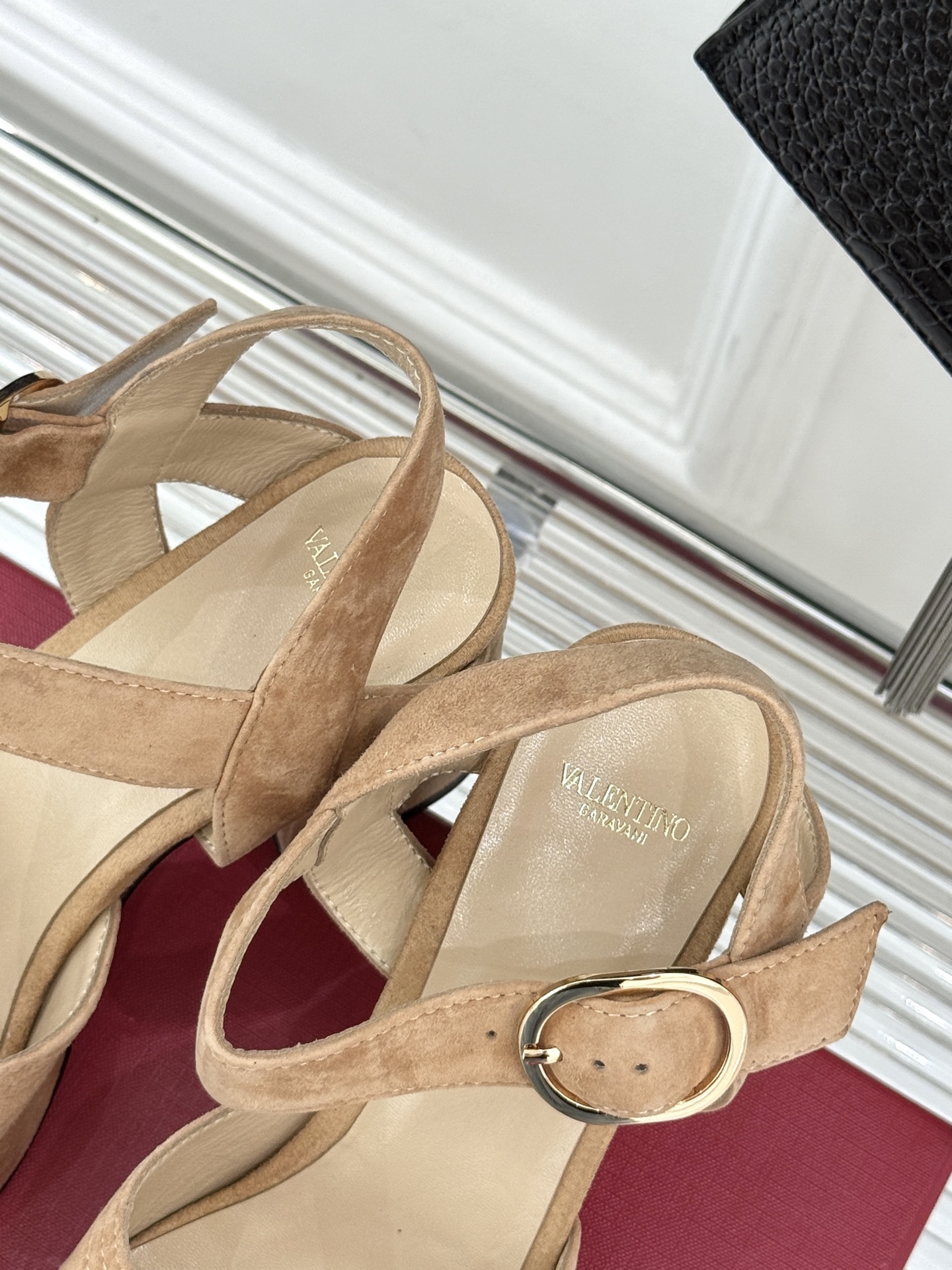 Valentino/华伦天奴25ss春夏
新品防水台高跟凉鞋
一双恨天高防水台高跟凉鞋
足以点燃你的时