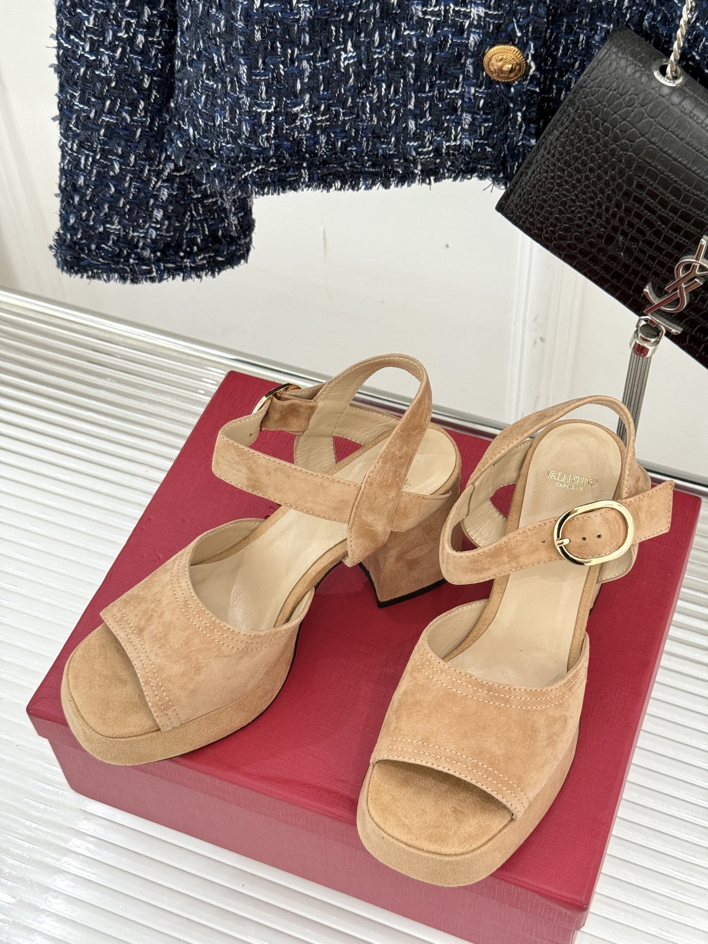Valentino/华伦天奴25ss春夏
新品防水台高跟凉鞋
一双恨天高防水台高跟凉鞋
足以点燃你的时
