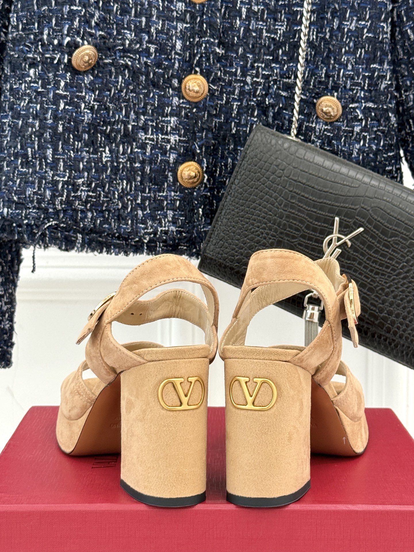 Valentino/华伦天奴25ss春夏
新品防水台高跟凉鞋
一双恨天高防水台高跟凉鞋
足以点燃你的时
