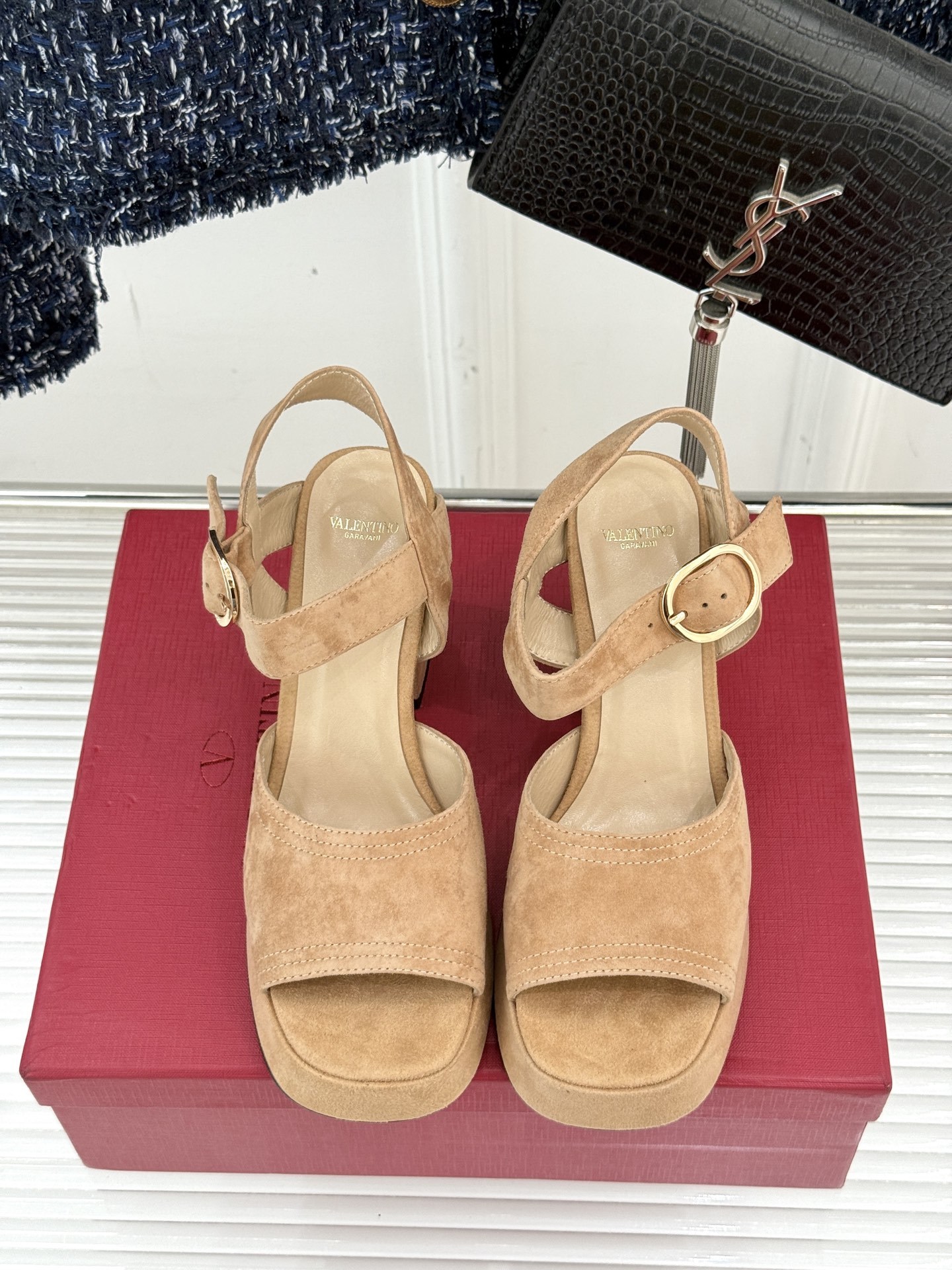Valentino/华伦天奴25ss春夏
新品防水台高跟凉鞋
一双恨天高防水台高跟凉鞋
足以点燃你的时