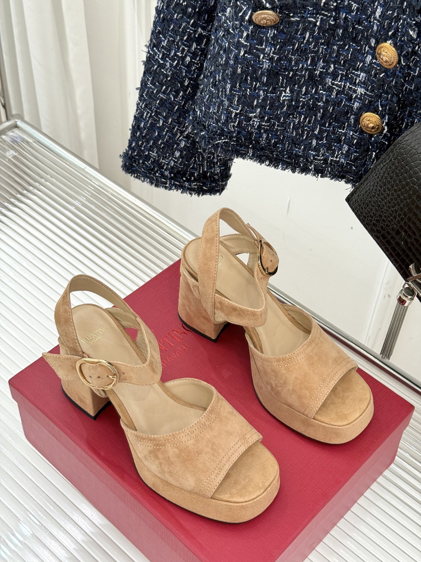 Valentino/华伦天奴25ss春夏
新品防水台高跟凉鞋
一双恨天高防水台高跟凉鞋
足以点燃你的时