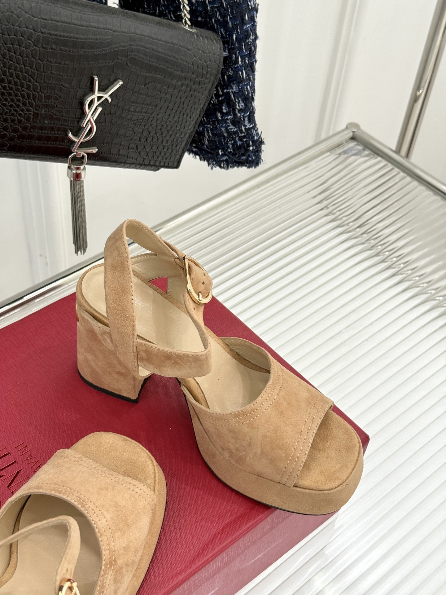 Valentino/华伦天奴25ss春夏
新品防水台高跟凉鞋
一双恨天高防水台高跟凉鞋
足以点燃你的时
