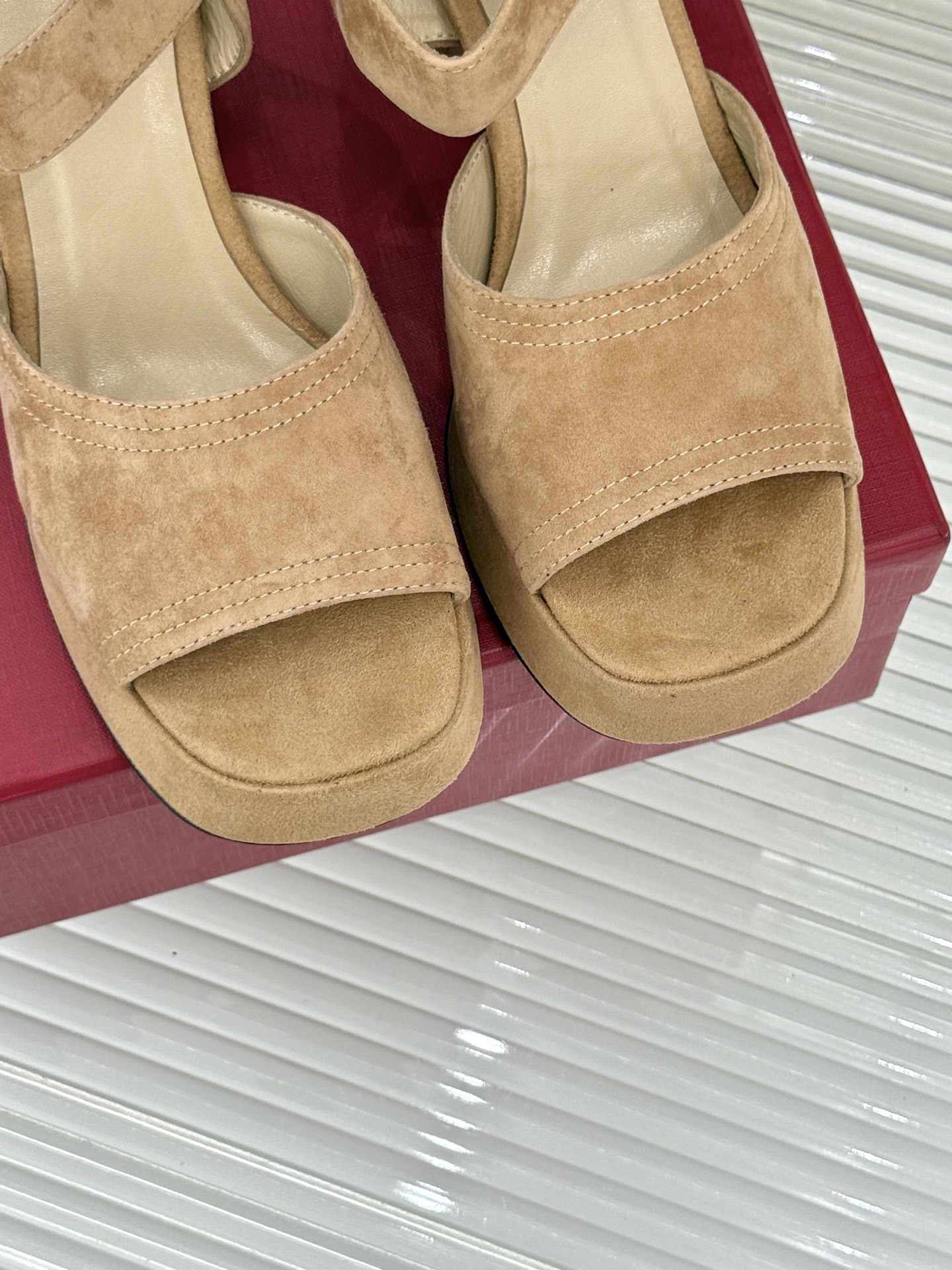 Valentino/华伦天奴25ss春夏
新品防水台高跟凉鞋
一双恨天高防水台高跟凉鞋
足以点燃你的时