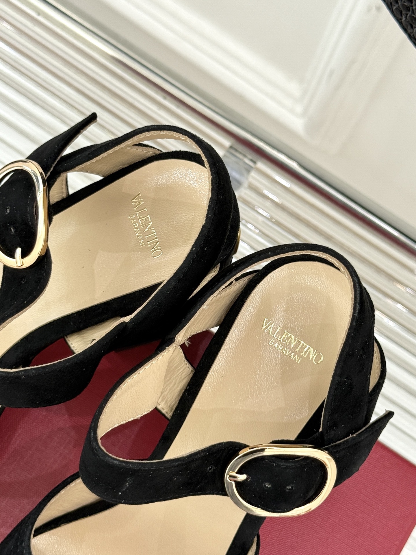Valentino/华伦天奴25ss春夏
新品防水台高跟凉鞋
一双恨天高防水台高跟凉鞋
足以点燃你的时