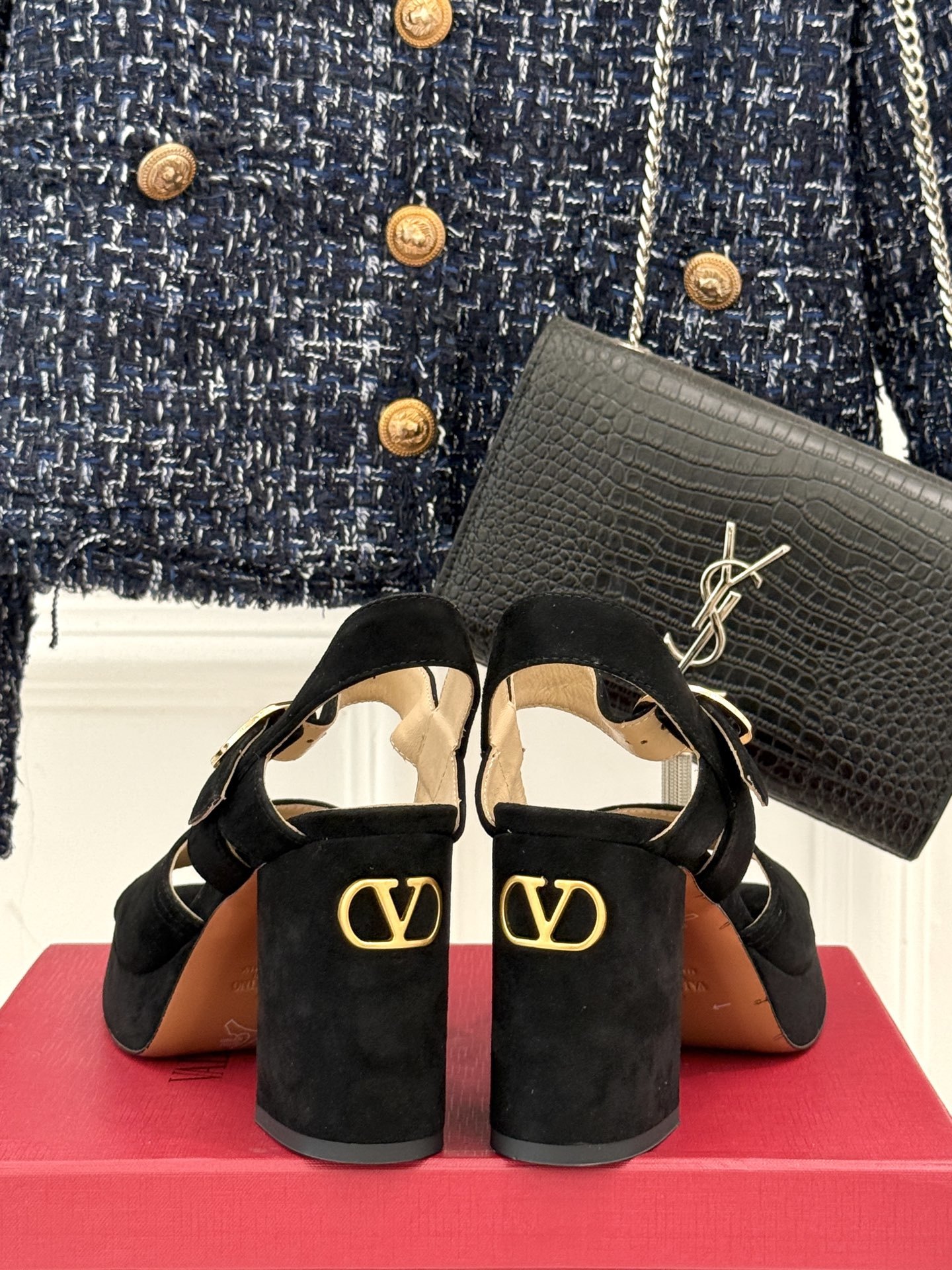 Valentino/华伦天奴25ss春夏
新品防水台高跟凉鞋
一双恨天高防水台高跟凉鞋
足以点燃你的时