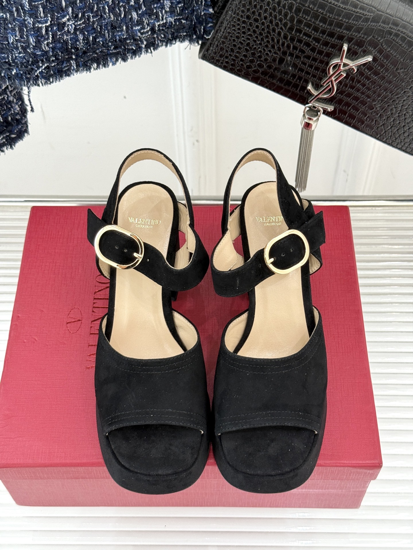 Valentino/华伦天奴25ss春夏
新品防水台高跟凉鞋
一双恨天高防水台高跟凉鞋
足以点燃你的时