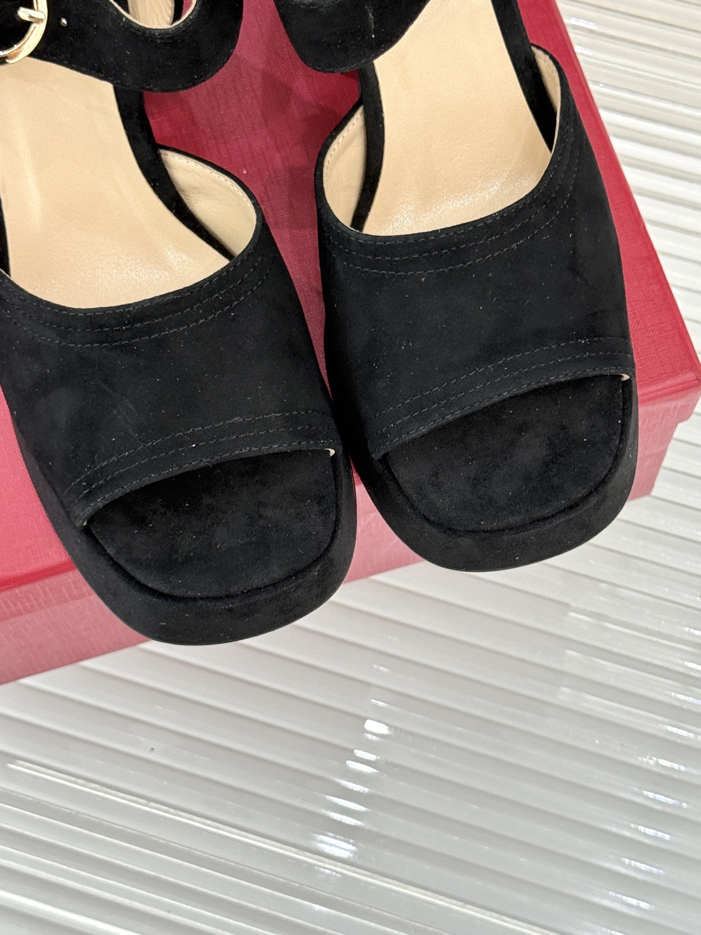 Valentino/华伦天奴25ss春夏
新品防水台高跟凉鞋
一双恨天高防水台高跟凉鞋
足以点燃你的时
