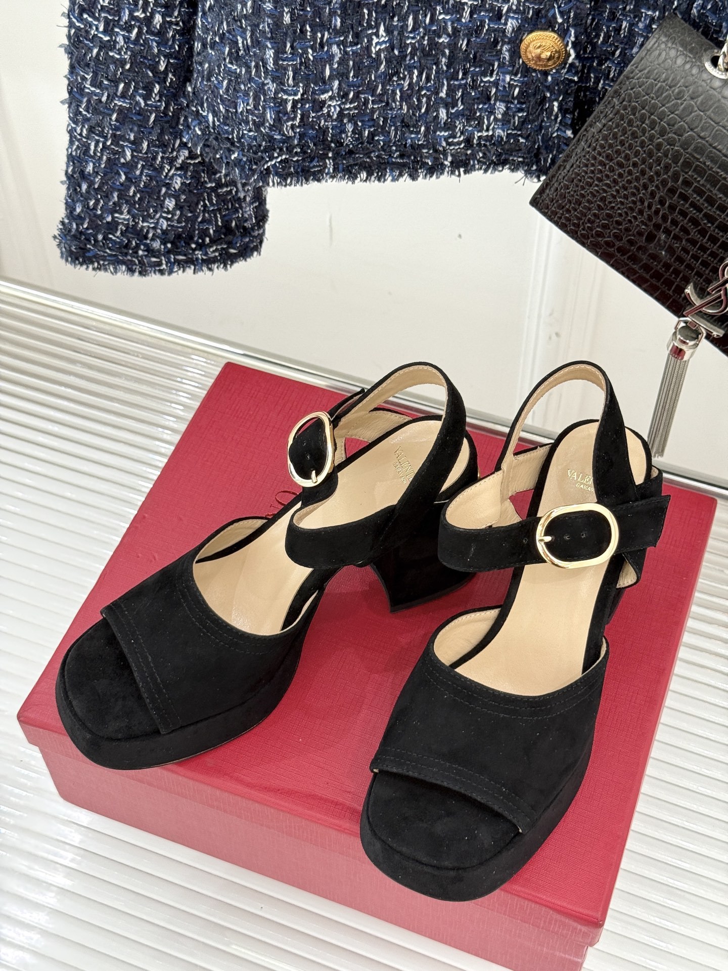 Valentino/华伦天奴25ss春夏
新品防水台高跟凉鞋
一双恨天高防水台高跟凉鞋
足以点燃你的时