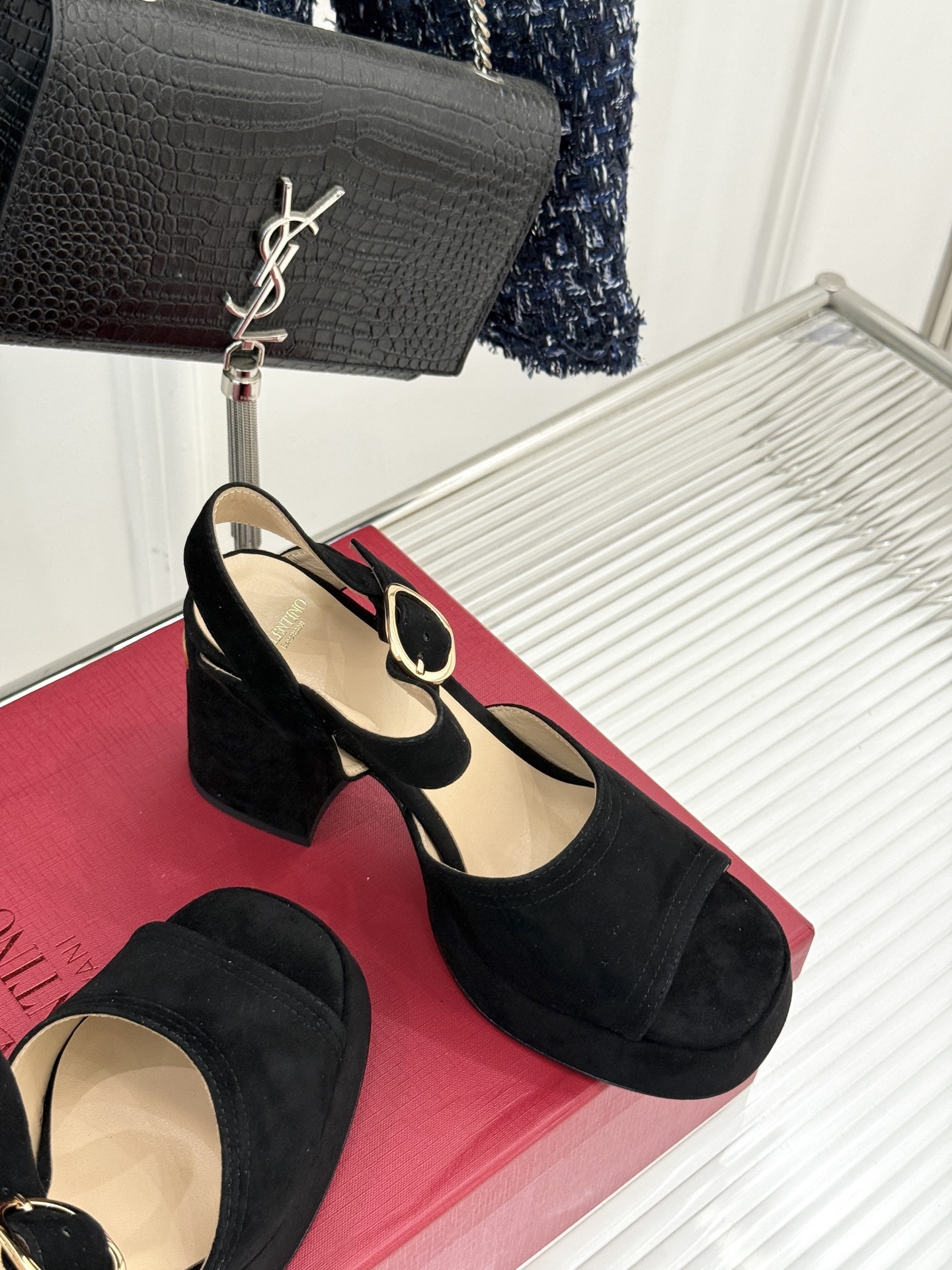Valentino/华伦天奴25ss春夏
新品防水台高跟凉鞋
一双恨天高防水台高跟凉鞋
足以点燃你的时