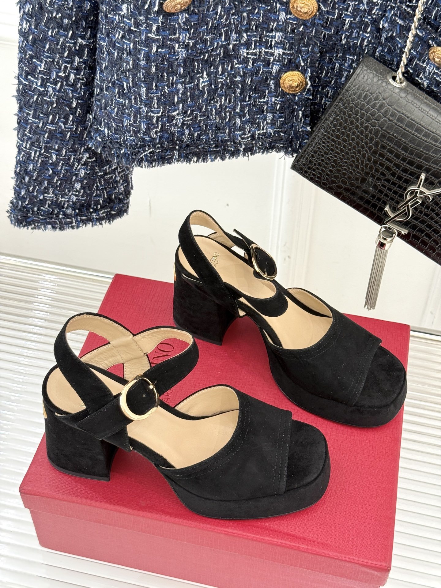 Valentino/华伦天奴25ss春夏
新品防水台高跟凉鞋
一双恨天高防水台高跟凉鞋
足以点燃你的时