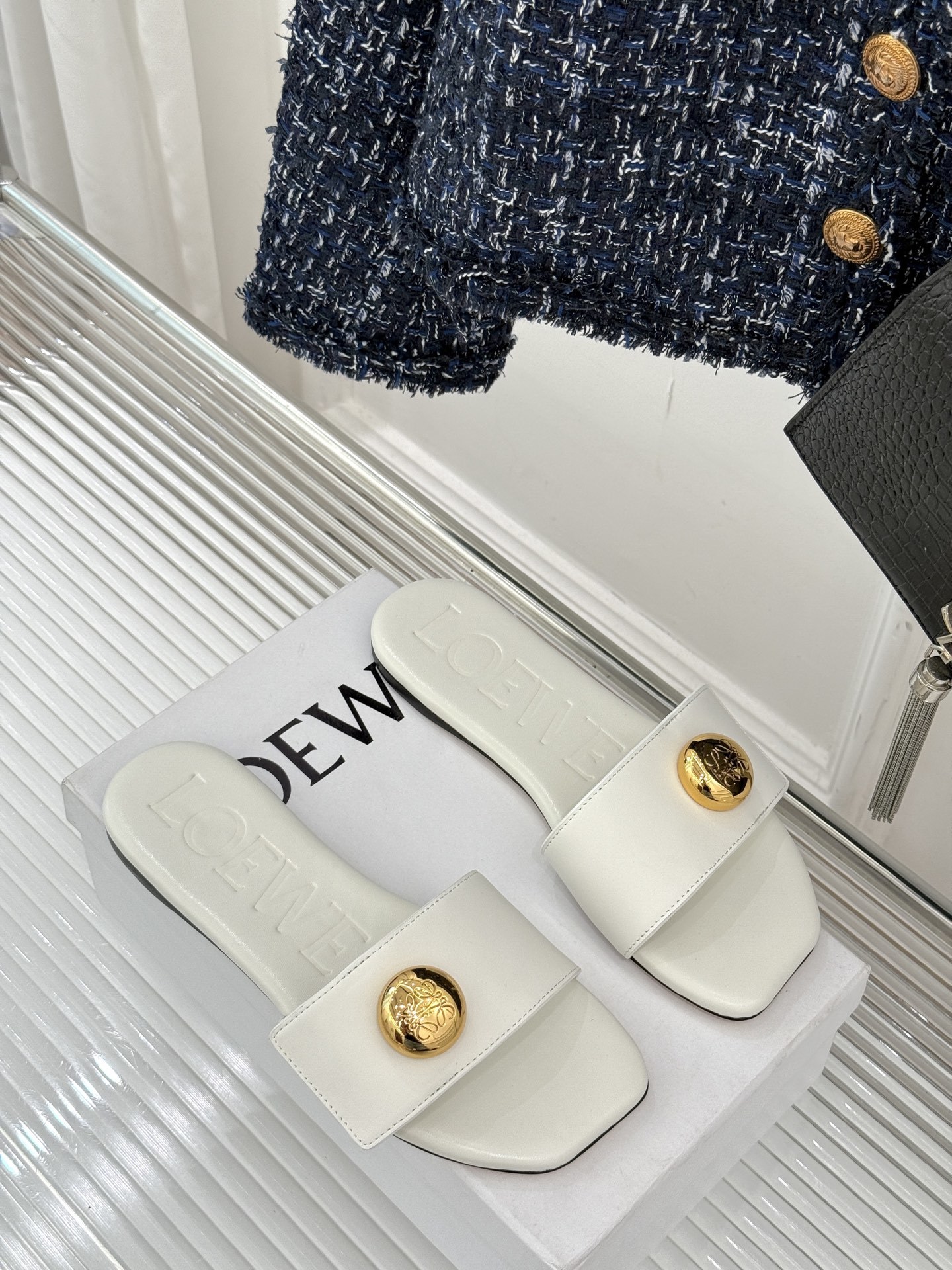 Loewe/罗意威25ss春夏新品
杨幂同款平底拖鞋
跟着幂姐学穿搭 随性时髦全拿捏
不愧是带货女王
