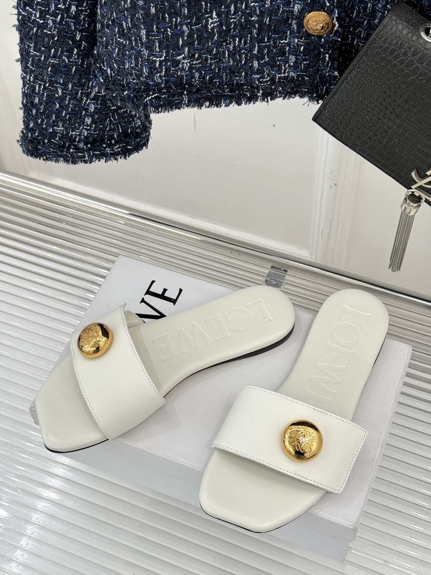 Loewe/罗意威25ss春夏新品
杨幂同款平底拖鞋
跟着幂姐学穿搭 随性时髦全拿捏
不愧是带货女王