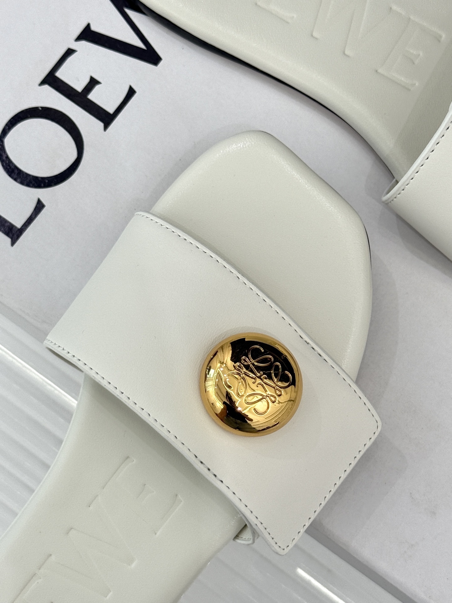 Loewe/罗意威25ss春夏新品
杨幂同款平底拖鞋
跟着幂姐学穿搭 随性时髦全拿捏
不愧是带货女王