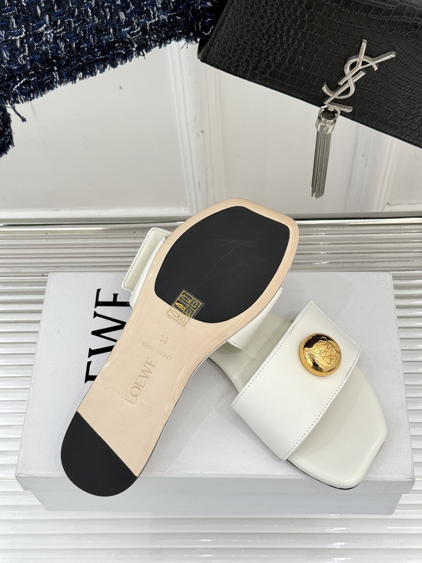 Loewe/罗意威25ss春夏新品
杨幂同款平底拖鞋
跟着幂姐学穿搭 随性时髦全拿捏
不愧是带货女王