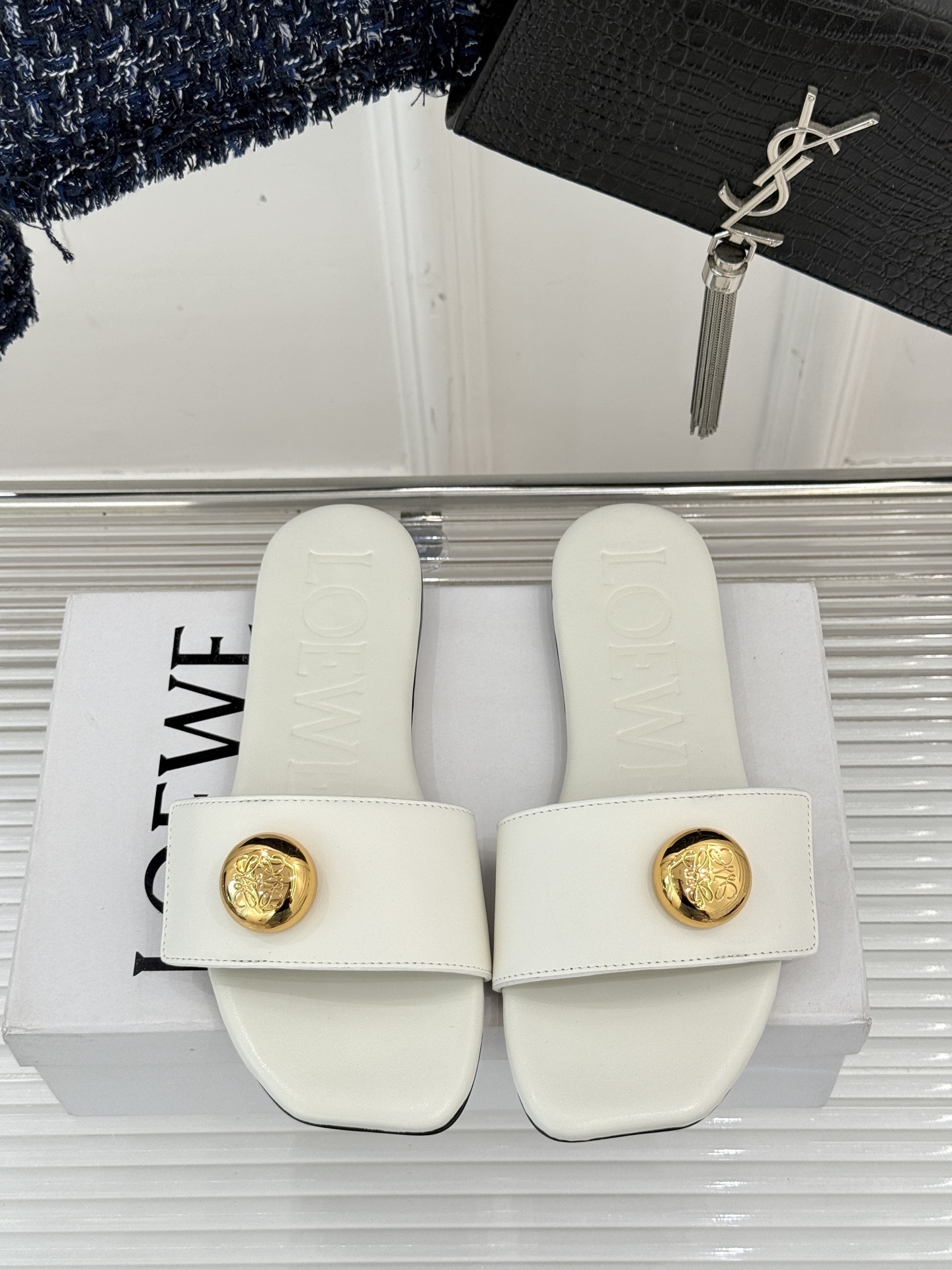 Loewe/罗意威25ss春夏新品
杨幂同款平底拖鞋
跟着幂姐学穿搭 随性时髦全拿捏
不愧是带货女王