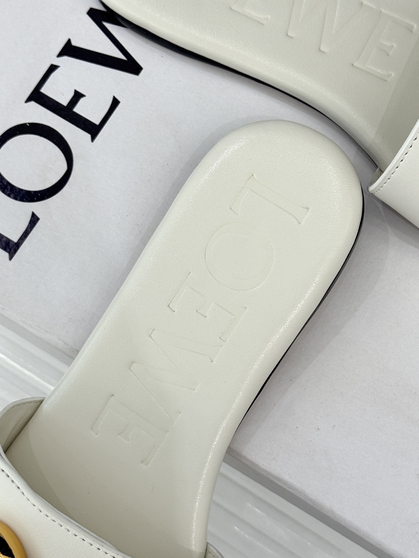 Loewe/罗意威25ss春夏新品
杨幂同款平底拖鞋
跟着幂姐学穿搭 随性时髦全拿捏
不愧是带货女王