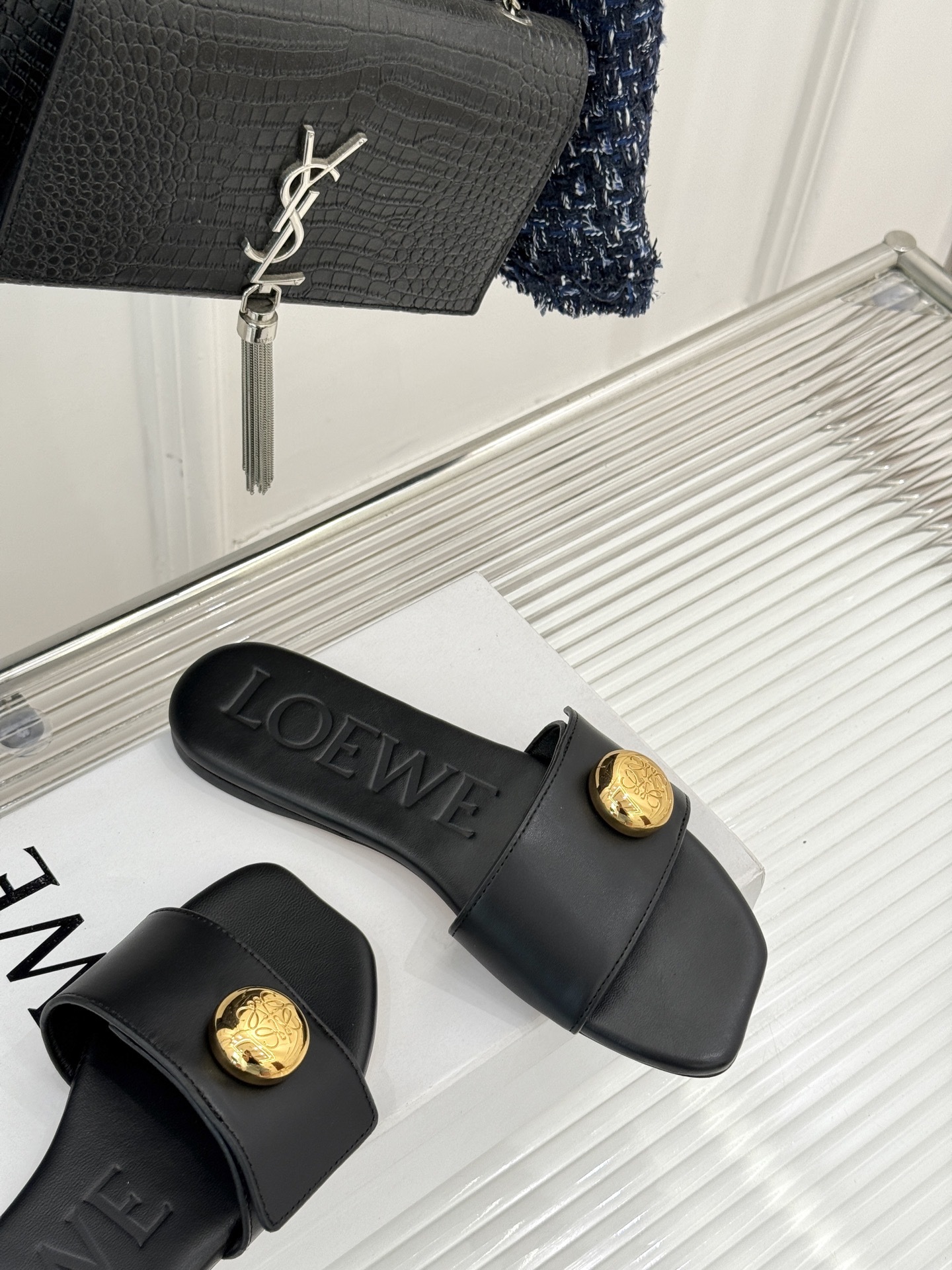 Loewe/罗意威25ss春夏新品
杨幂同款平底拖鞋
跟着幂姐学穿搭 随性时髦全拿捏
不愧是带货女王