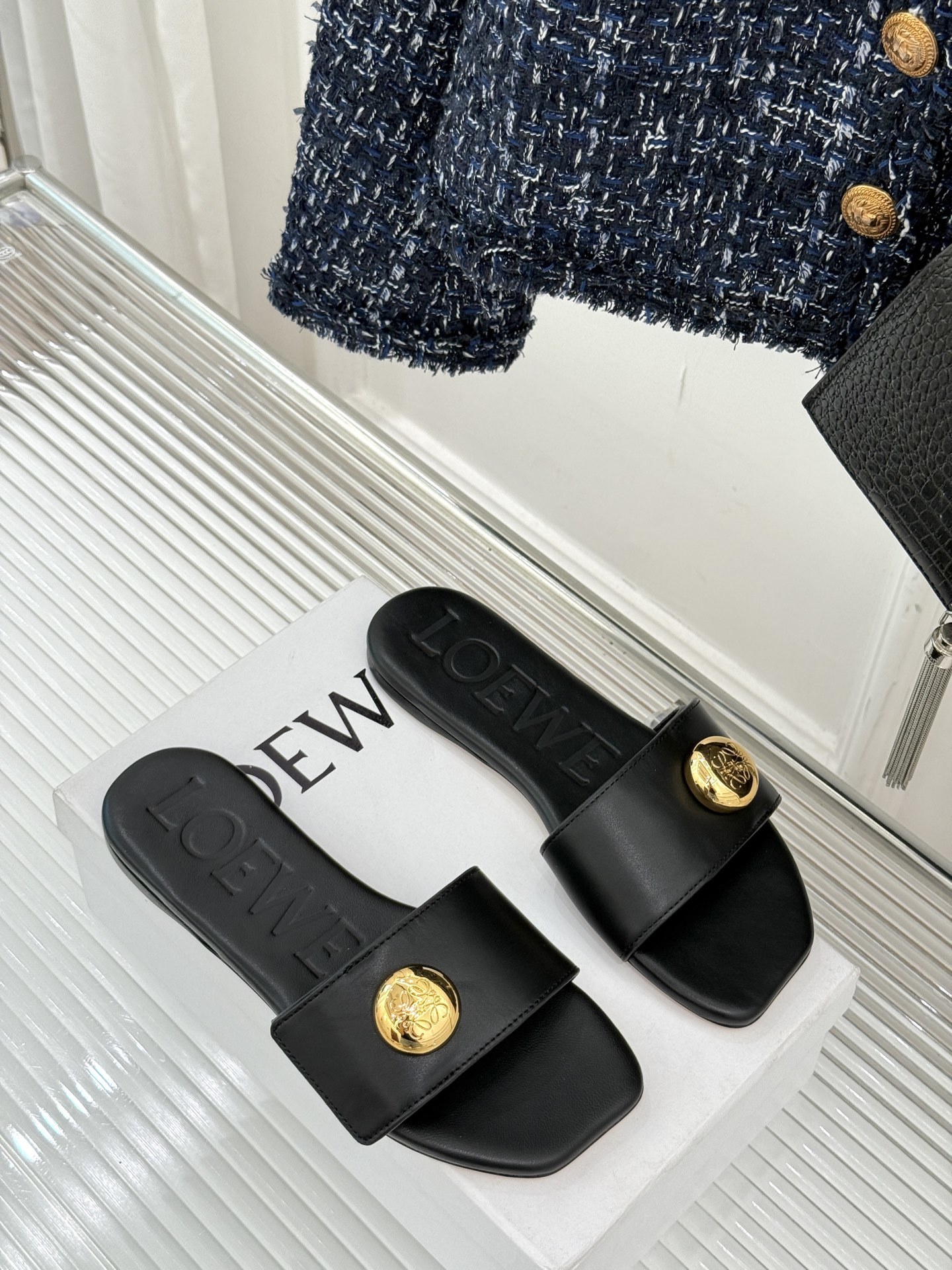 Loewe/罗意威25ss春夏新品
杨幂同款平底拖鞋
跟着幂姐学穿搭 随性时髦全拿捏
不愧是带货女王