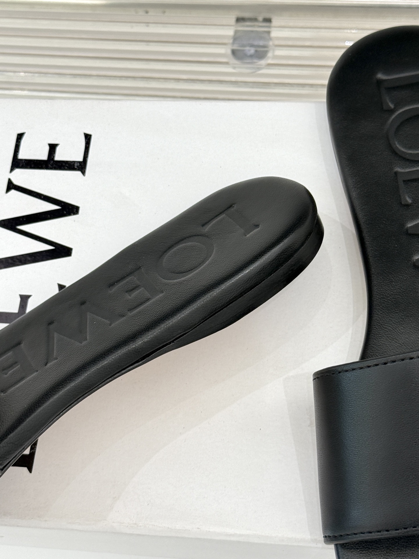 Loewe/罗意威25ss春夏新品
杨幂同款平底拖鞋
跟着幂姐学穿搭 随性时髦全拿捏
不愧是带货女王