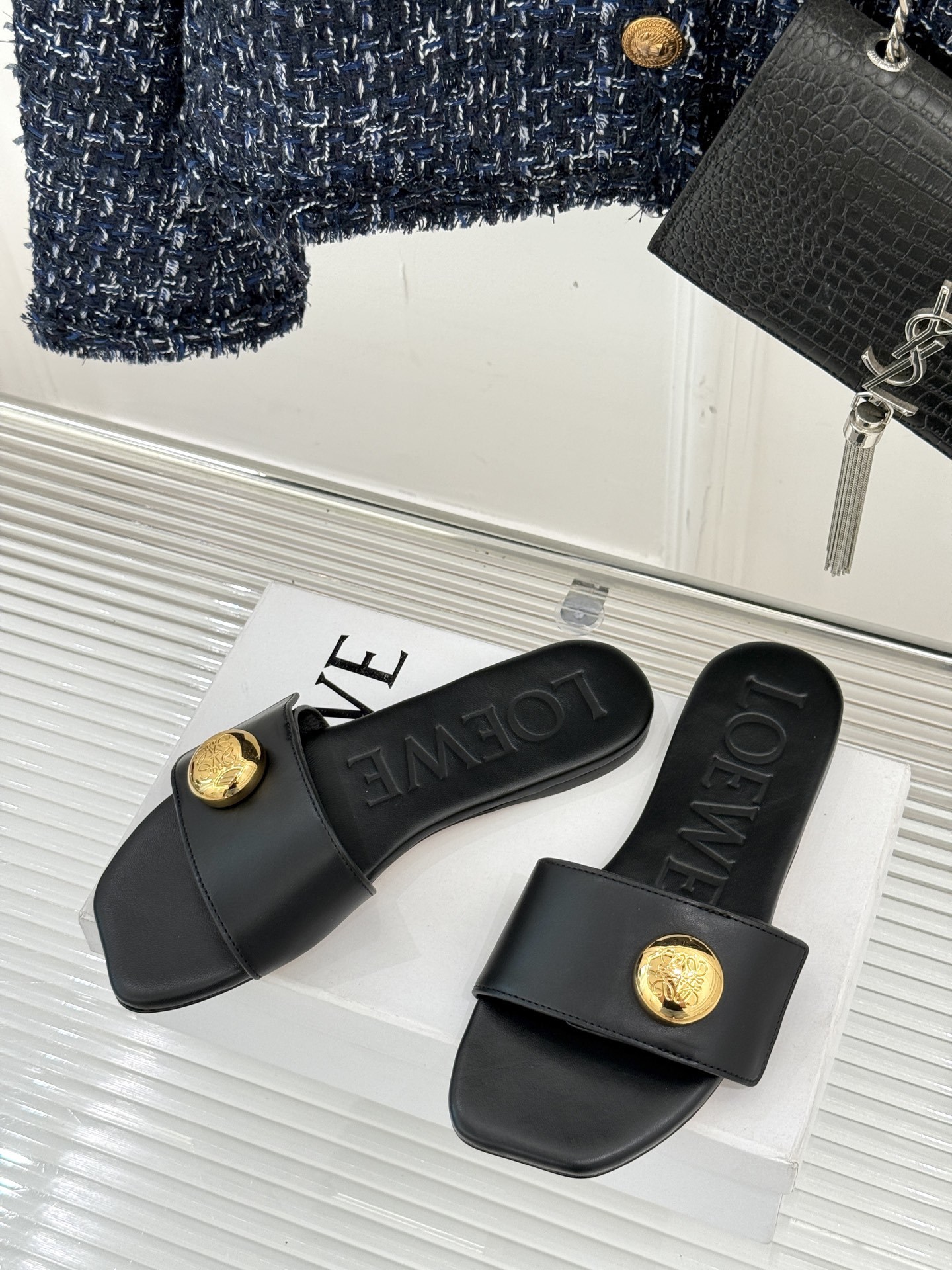 Loewe/罗意威25ss春夏新品
杨幂同款平底拖鞋
跟着幂姐学穿搭 随性时髦全拿捏
不愧是带货女王