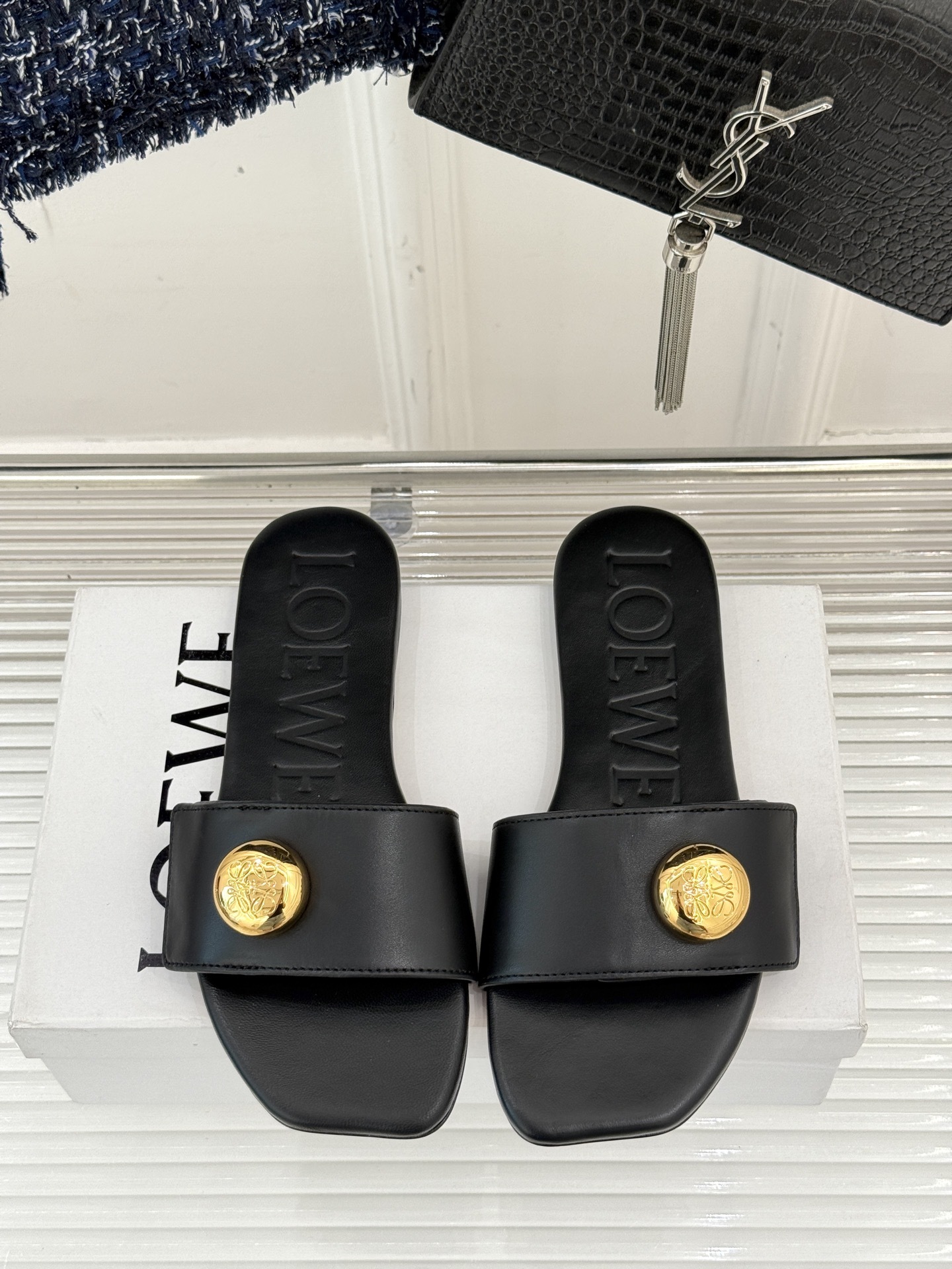 Loewe/罗意威25ss春夏新品
杨幂同款平底拖鞋
跟着幂姐学穿搭 随性时髦全拿捏
不愧是带货女王