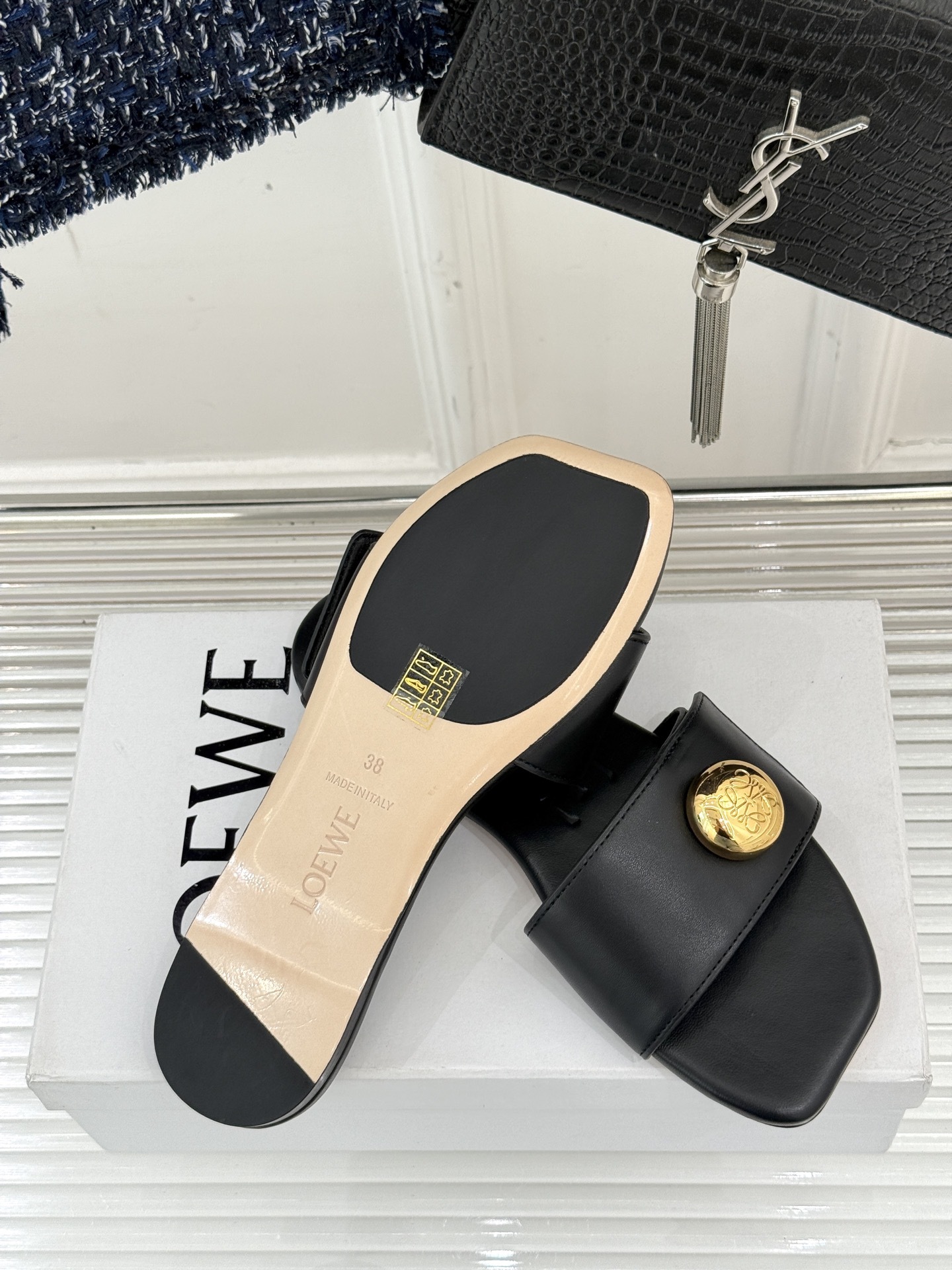 Loewe/罗意威25ss春夏新品
杨幂同款平底拖鞋
跟着幂姐学穿搭 随性时髦全拿捏
不愧是带货女王