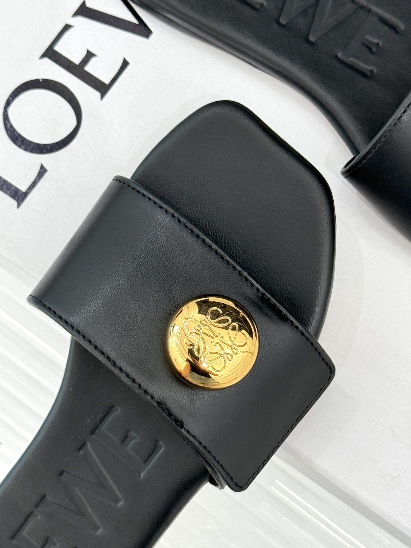 Loewe/罗意威25ss春夏新品
杨幂同款平底拖鞋
跟着幂姐学穿搭 随性时髦全拿捏
不愧是带货女王