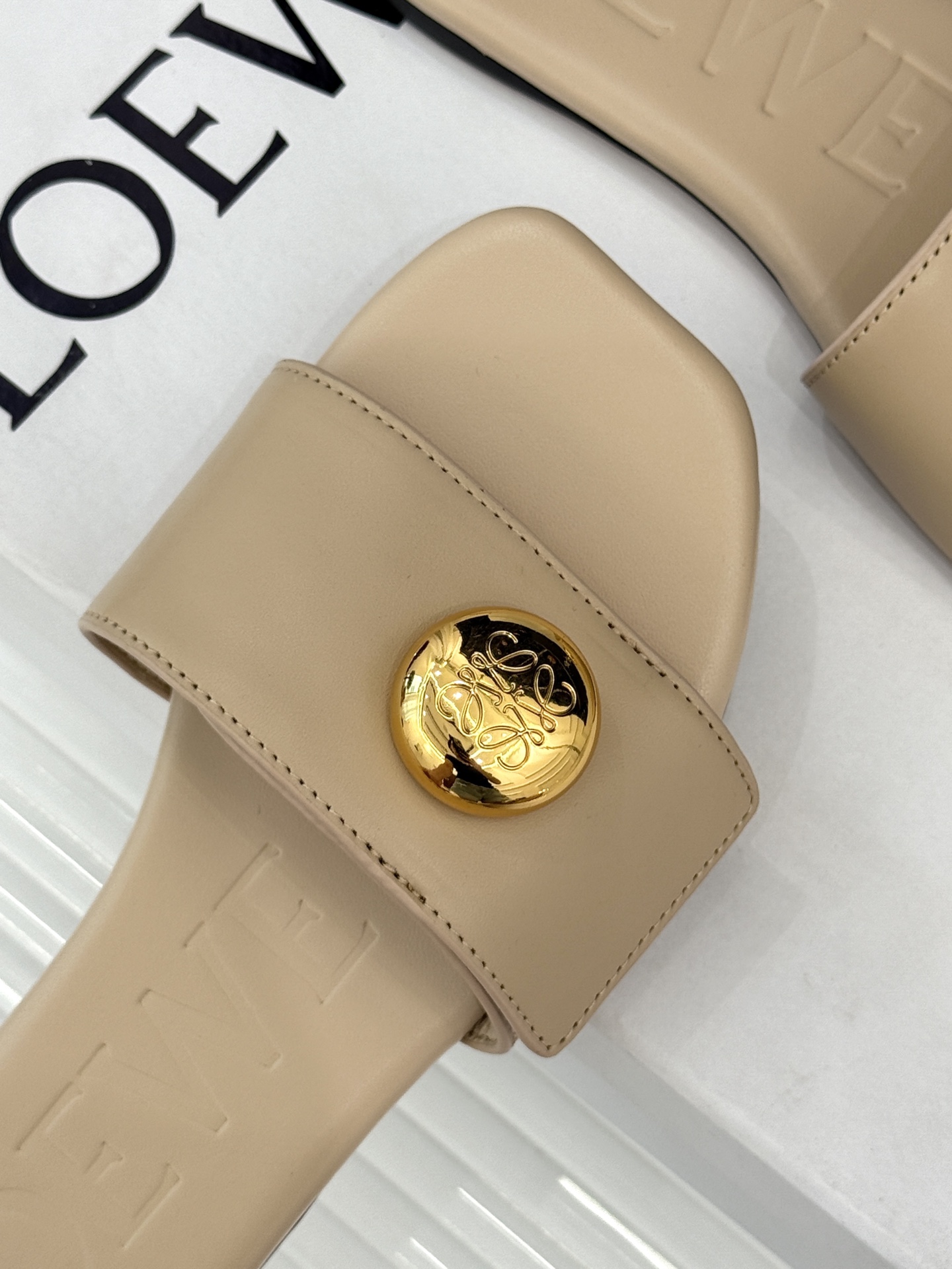 
Loewe/罗意威25ss春夏新品
杨幂同款平底拖鞋
跟着幂姐学穿搭 随性时髦全拿捏
不愧是带货女王 