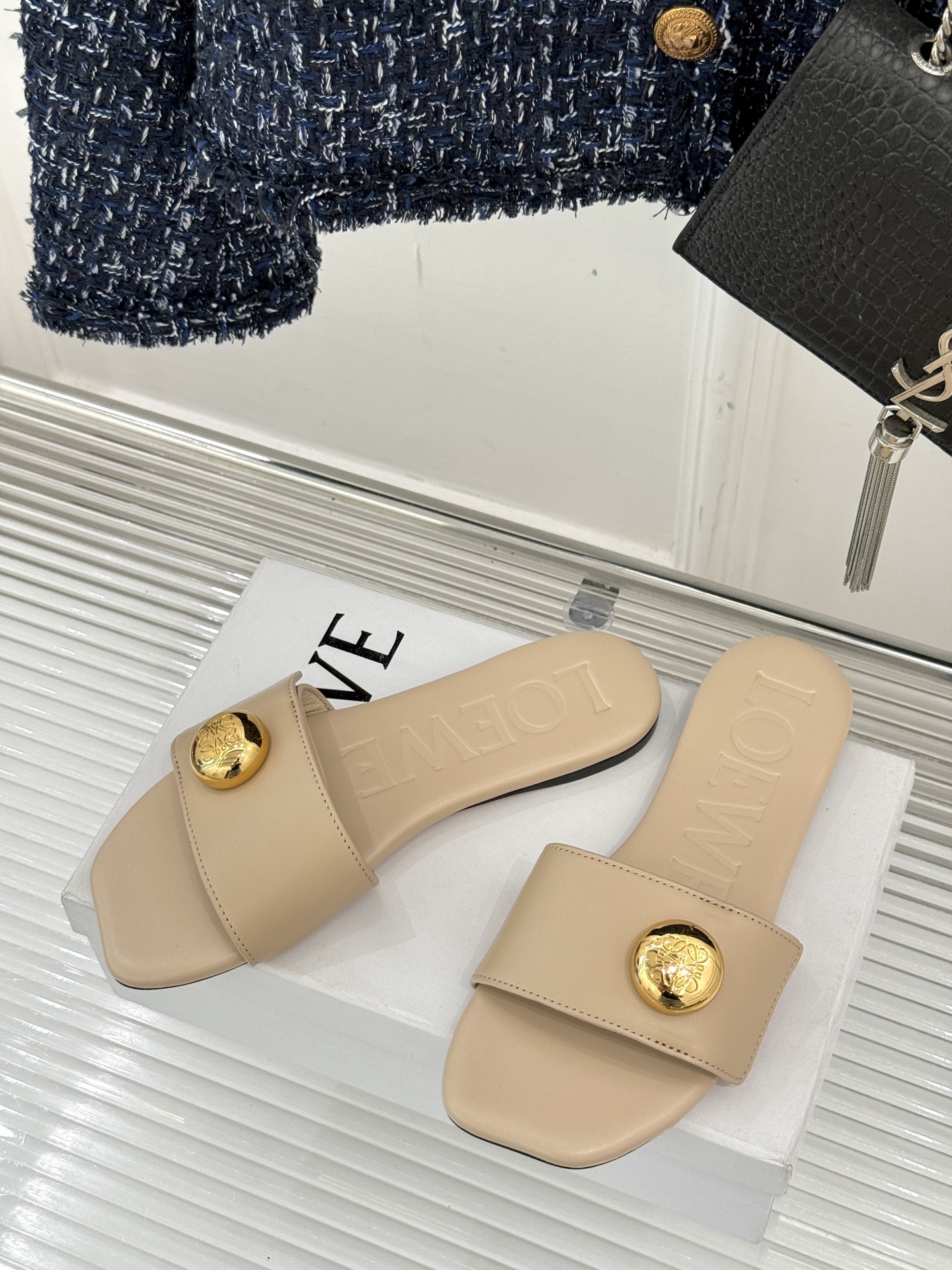 
Loewe/罗意威25ss春夏新品
杨幂同款平底拖鞋
跟着幂姐学穿搭 随性时髦全拿捏
不愧是带货女王 