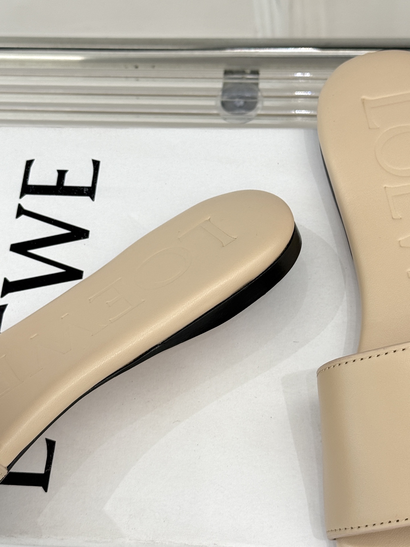 
Loewe/罗意威25ss春夏新品
杨幂同款平底拖鞋
跟着幂姐学穿搭 随性时髦全拿捏
不愧是带货女王 